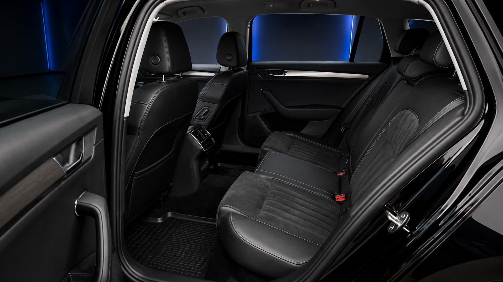 SKODA Superb Combi 2.0 TDi SportLine Light 4x4 DSG-image-10