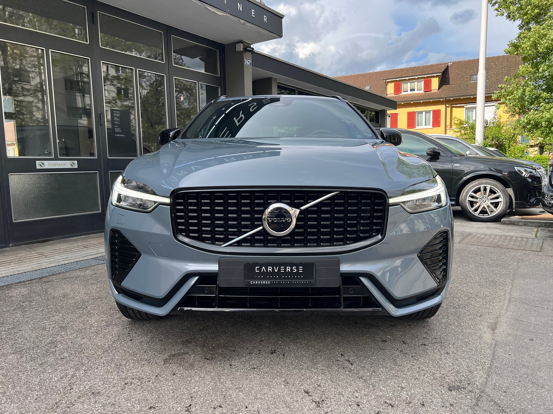 VOLVO XC60 2.0 B5 MH R-Design AWD-showroom-element-1