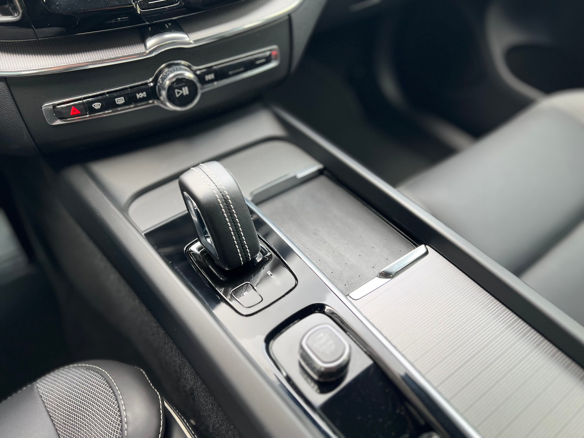 VOLVO XC60 2.0 B5 MH R-Design AWD-image-17