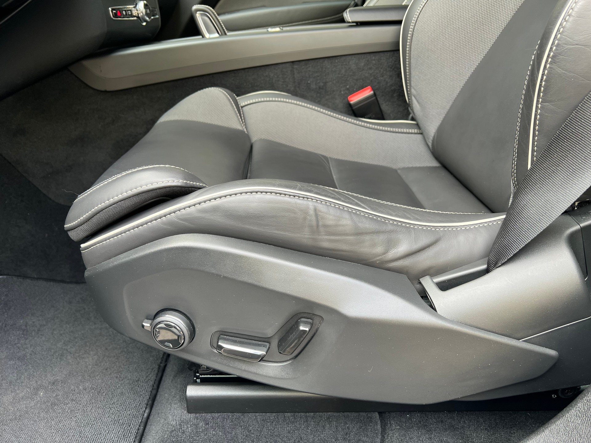 VOLVO XC60 2.0 B5 MH R-Design AWD-image-10