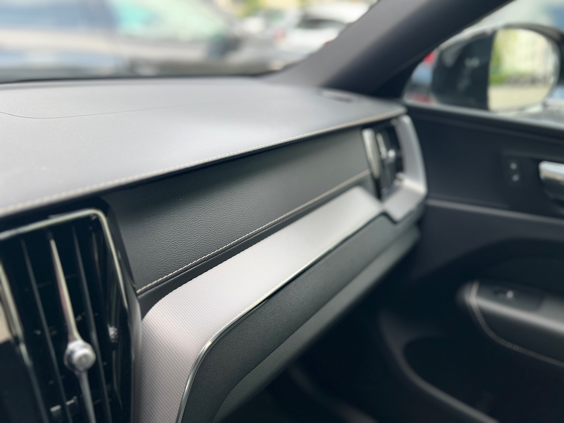 VOLVO XC60 2.0 B5 MH R-Design AWD-image-19