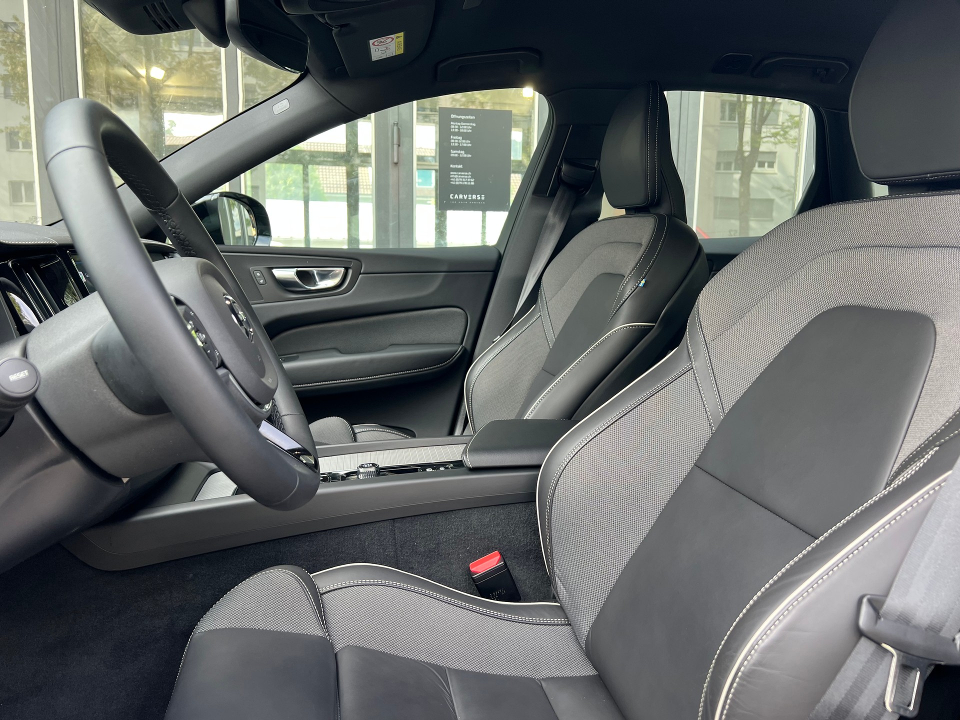 VOLVO XC60 2.0 B5 MH R-Design AWD-image-7