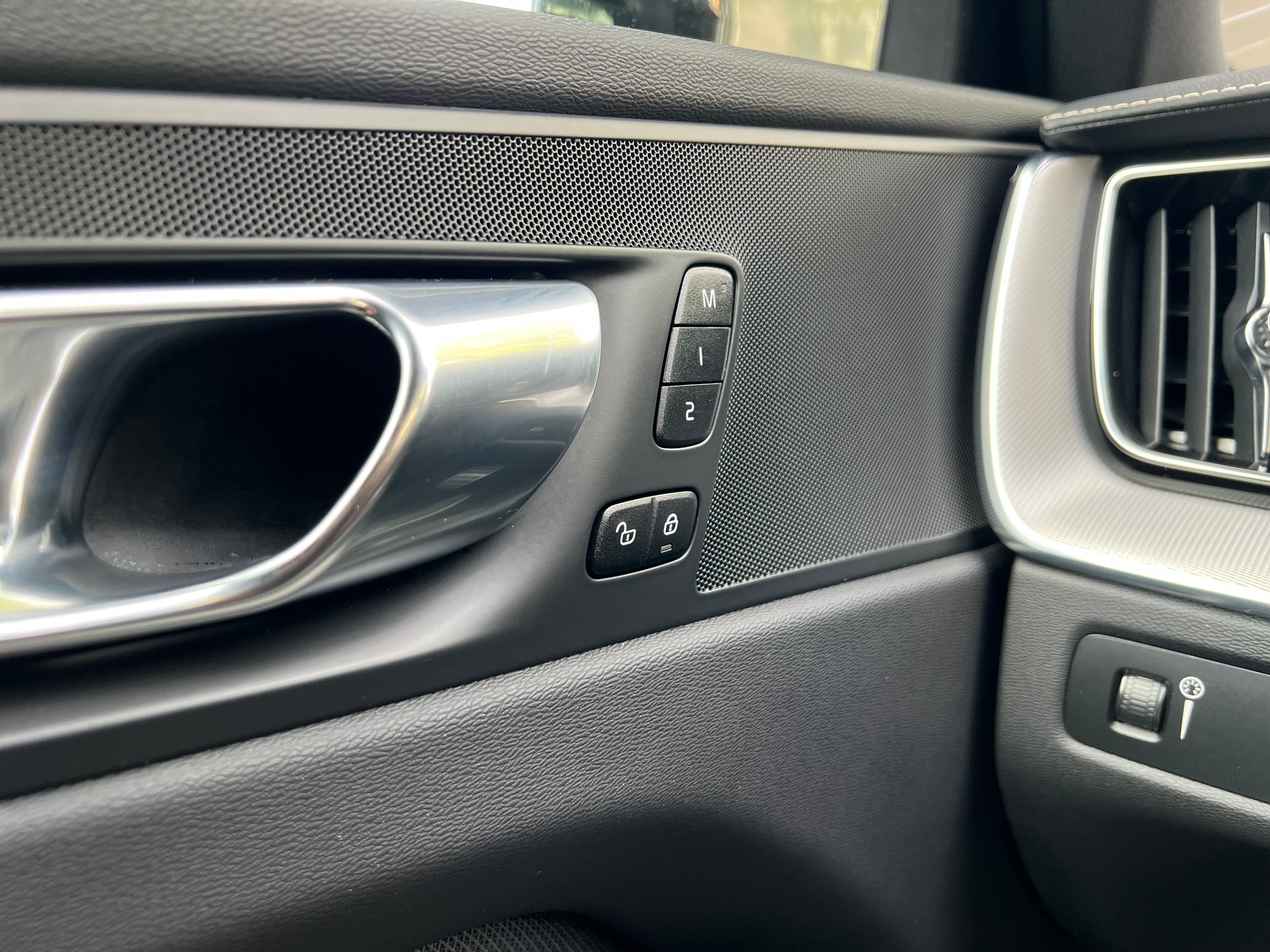 VOLVO XC60 2.0 B5 MH R-Design AWD-image-11