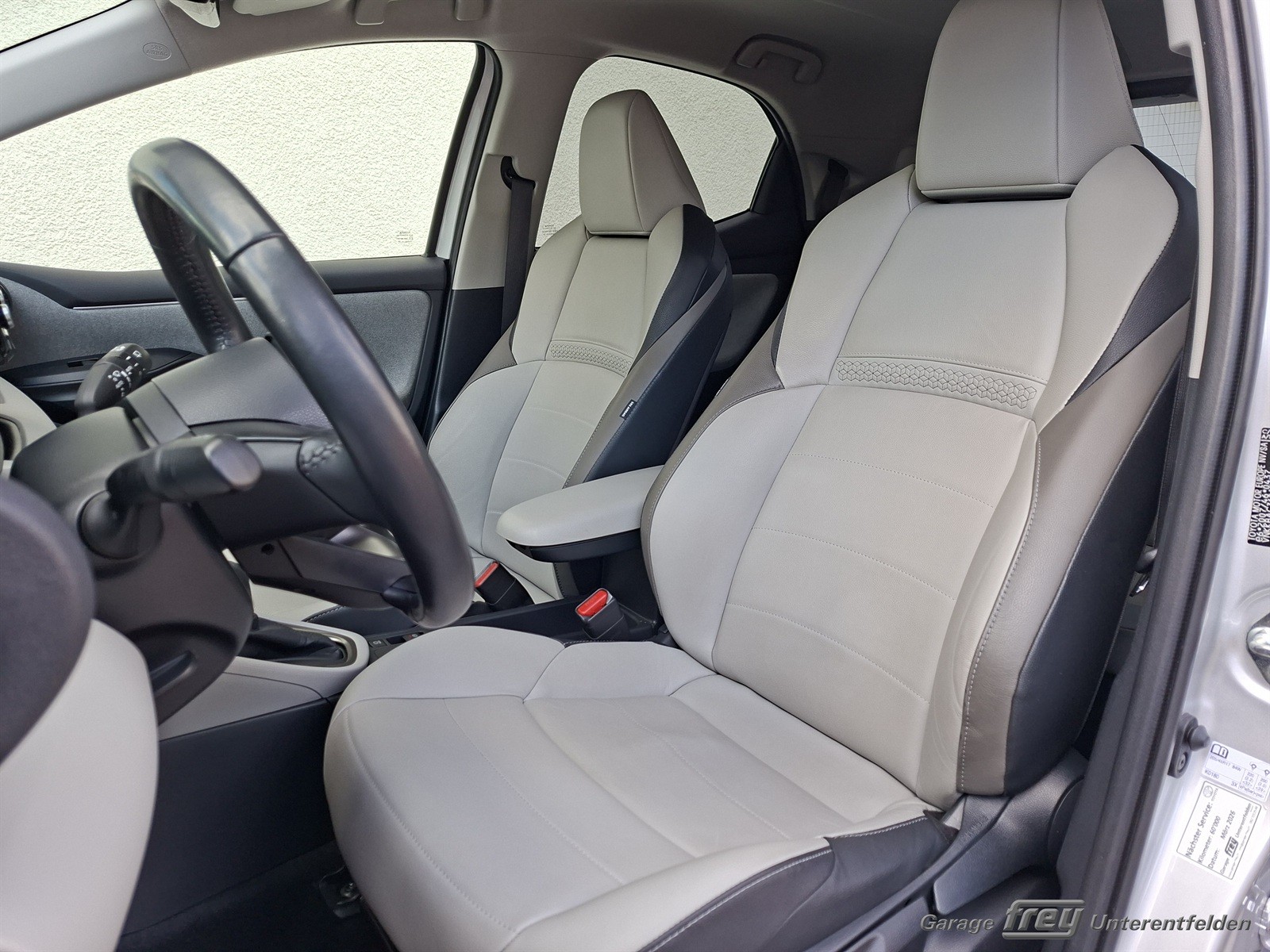 TOYOTA Yaris 1.5 Premium e-CVT-image-4