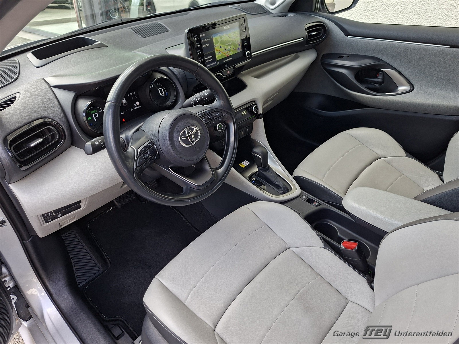 TOYOTA Yaris 1.5 Premium e-CVT-image-6