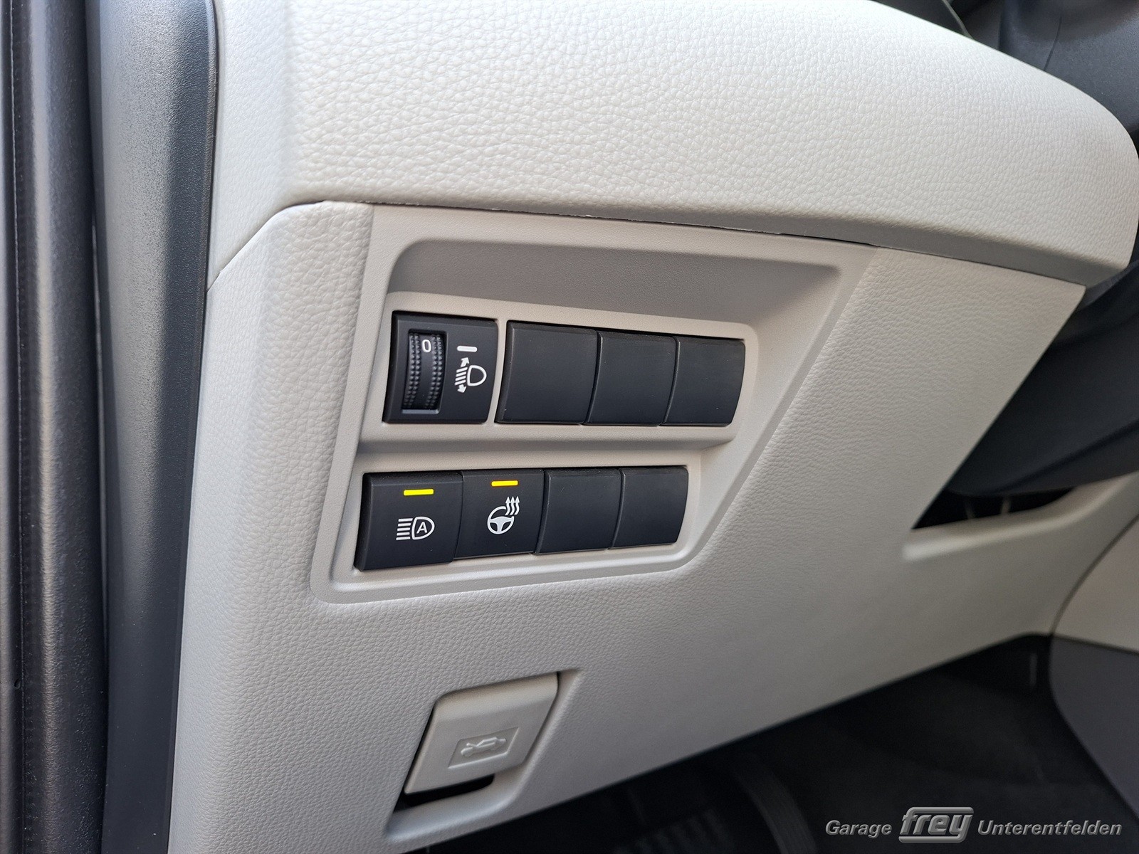 TOYOTA Yaris 1.5 Premium e-CVT-image-13