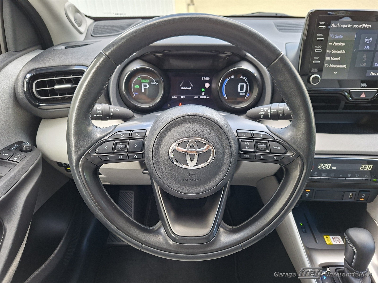 TOYOTA Yaris 1.5 Premium e-CVT-image-8