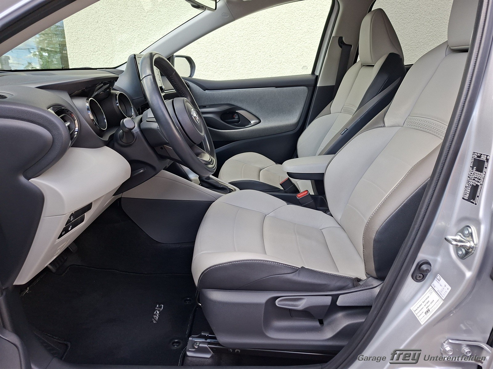 TOYOTA Yaris 1.5 Premium e-CVT-image-5
