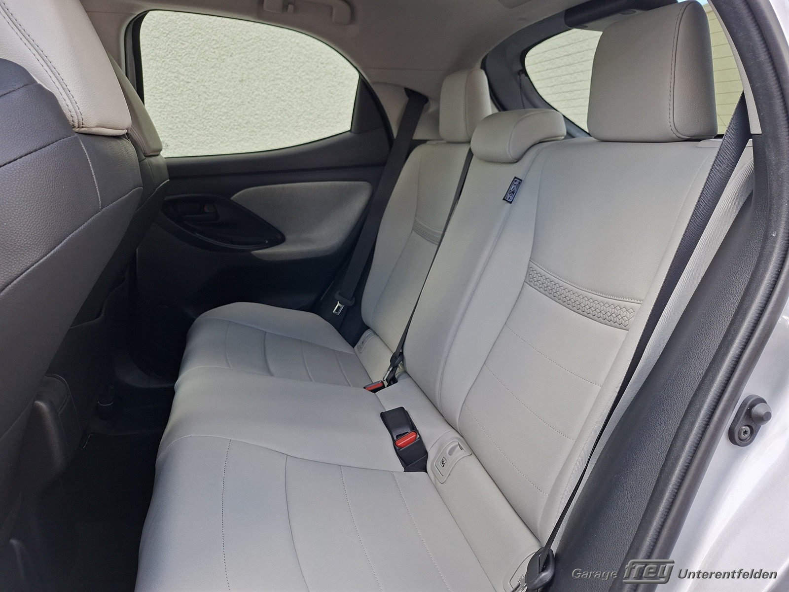 TOYOTA Yaris 1.5 Premium e-CVT-image-14