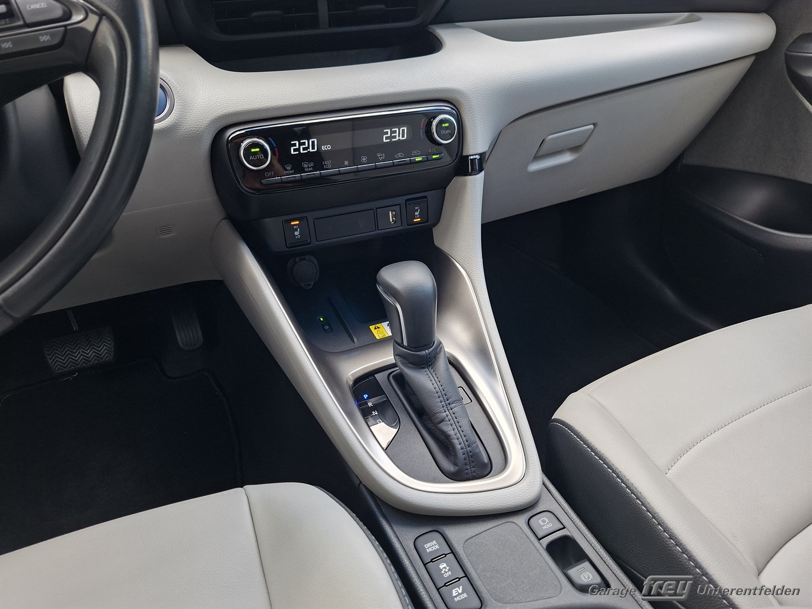 TOYOTA Yaris 1.5 Premium e-CVT-image-12