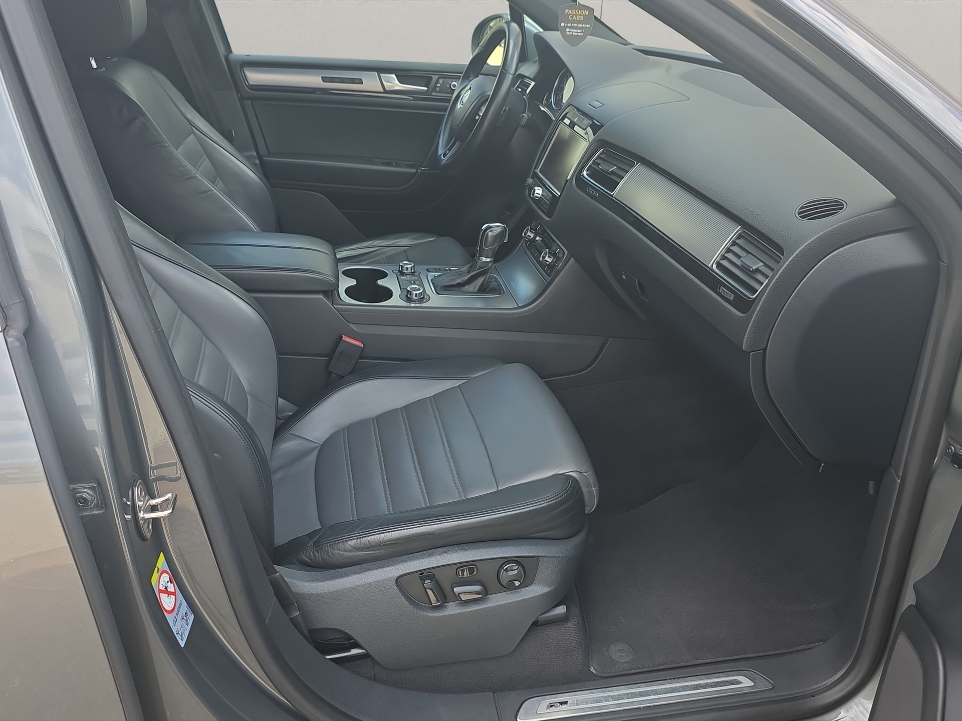 VW Touareg 3.0 TDI BMT R-Line Tiptronic-image-12