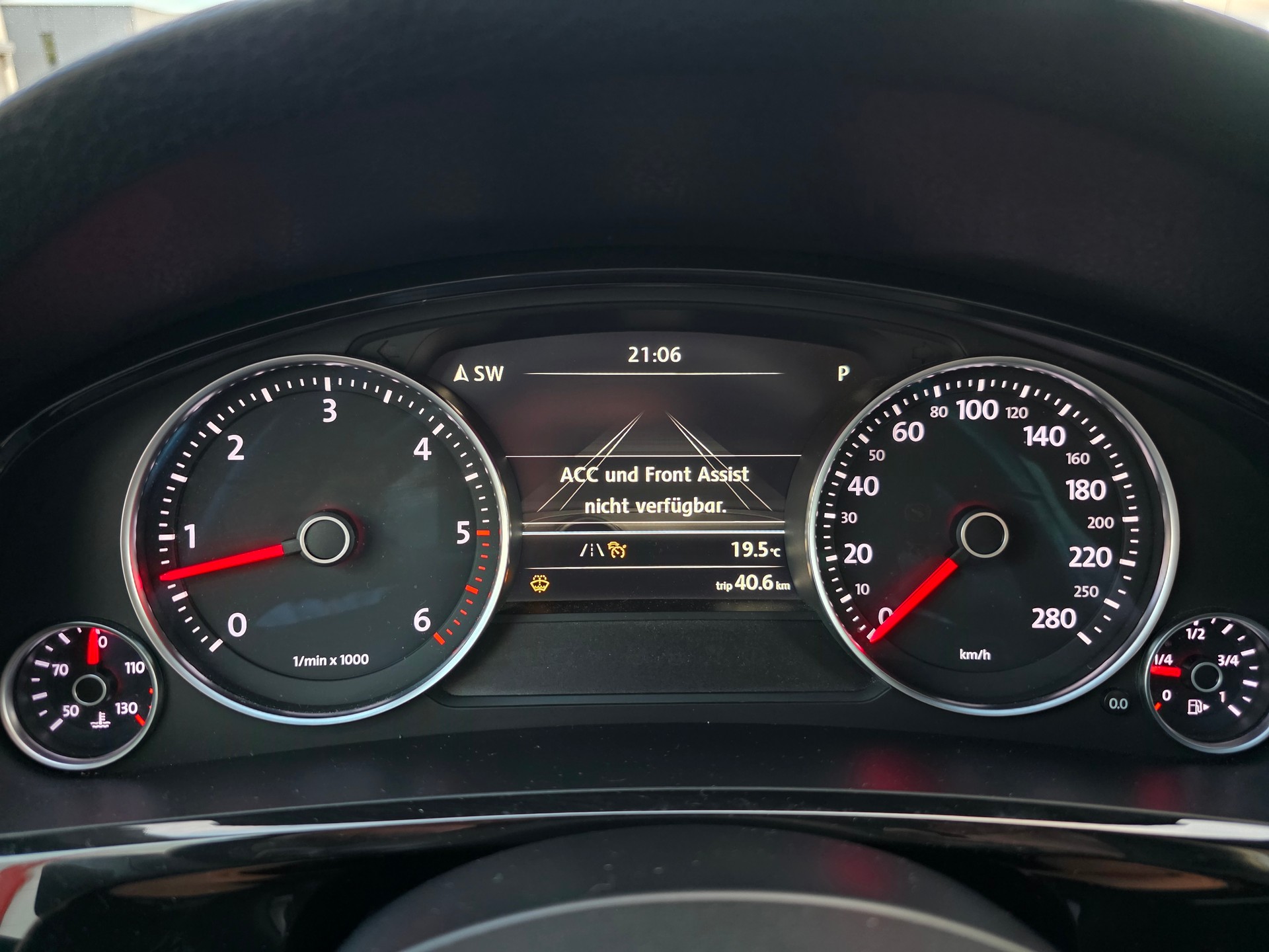VW Touareg 3.0 TDI BMT R-Line Tiptronic-image-16