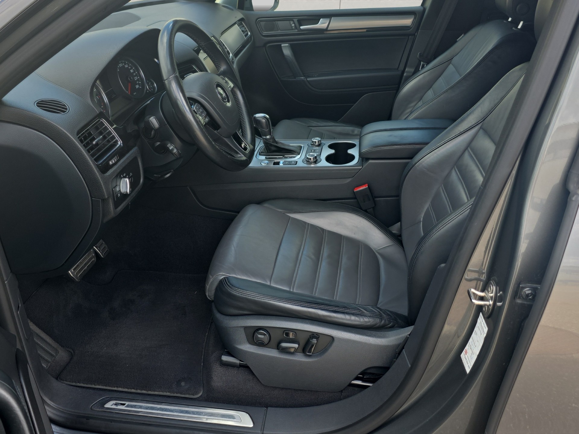 VW Touareg 3.0 TDI BMT R-Line Tiptronic-image-8