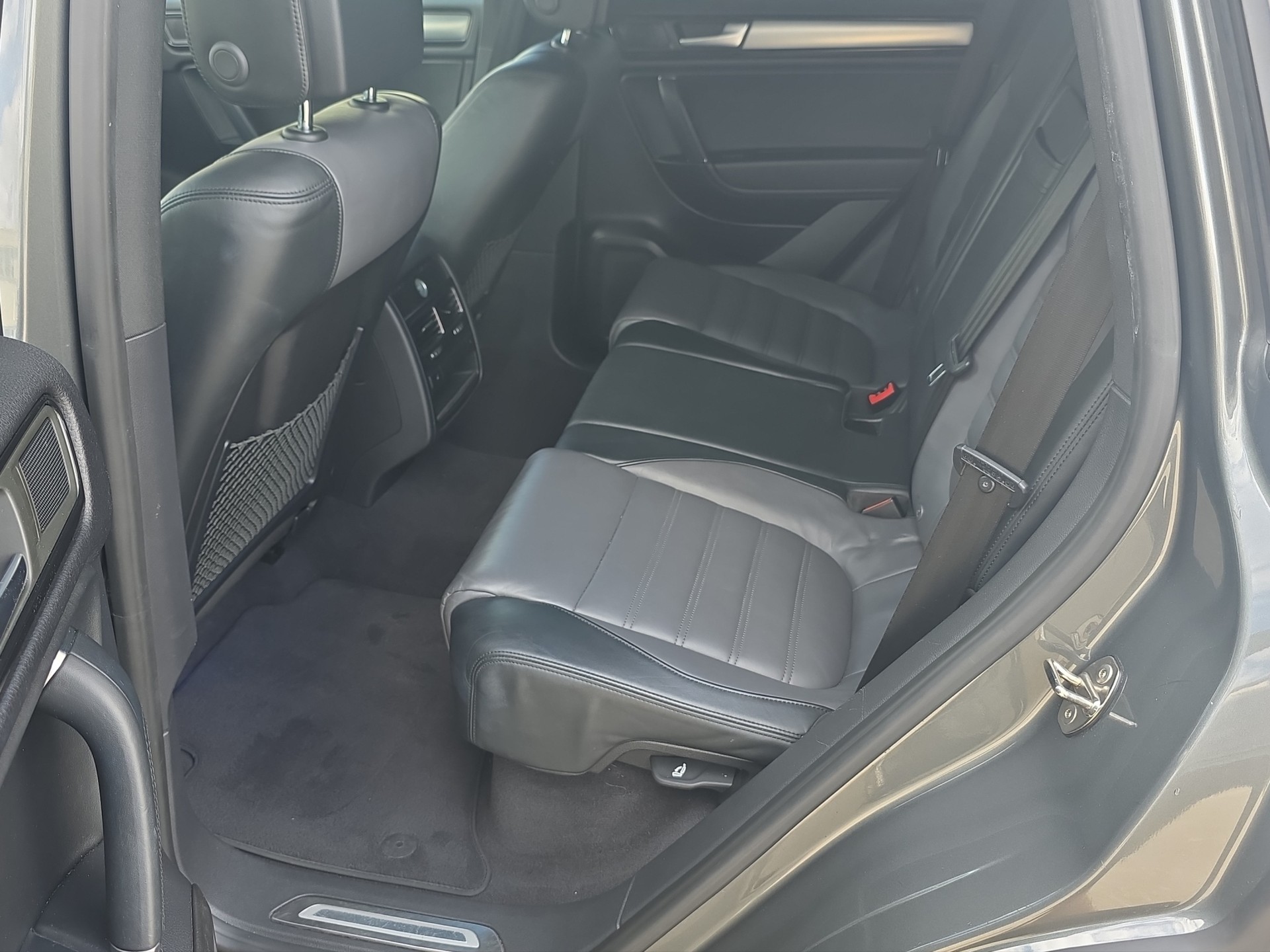 VW Touareg 3.0 TDI BMT R-Line Tiptronic-image-9