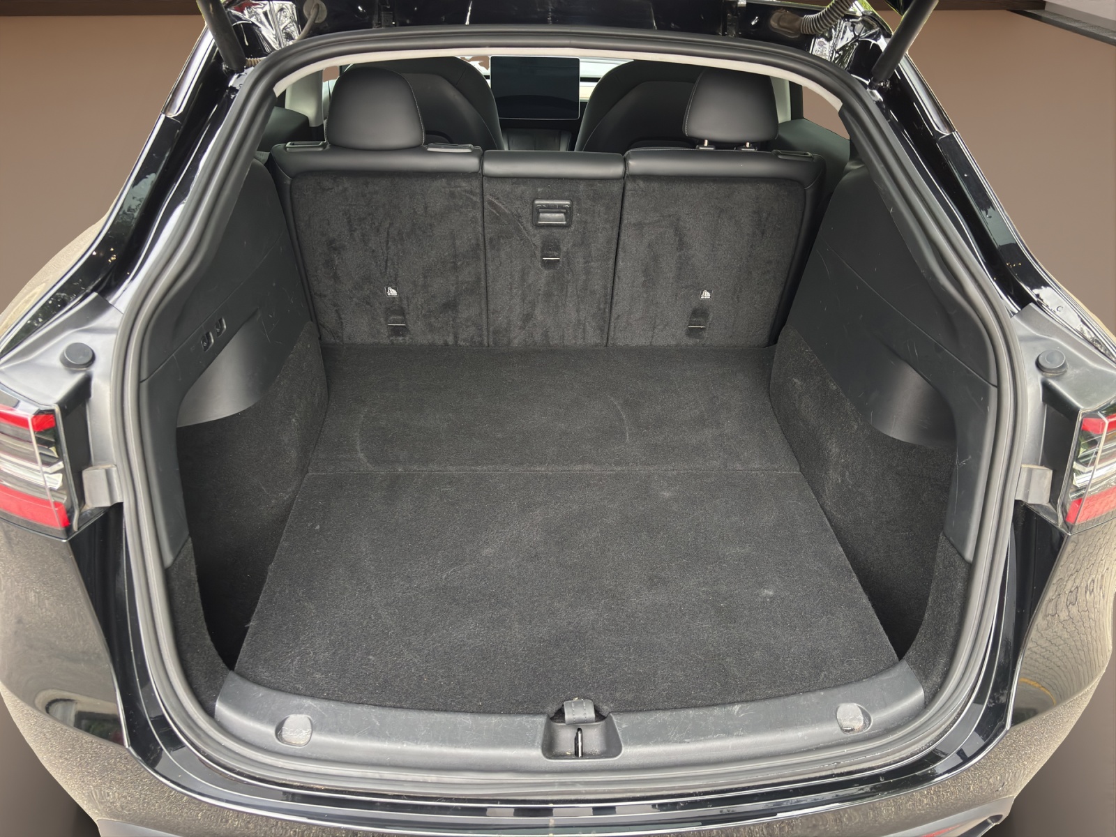 TESLA Model Y Long Range-image-10