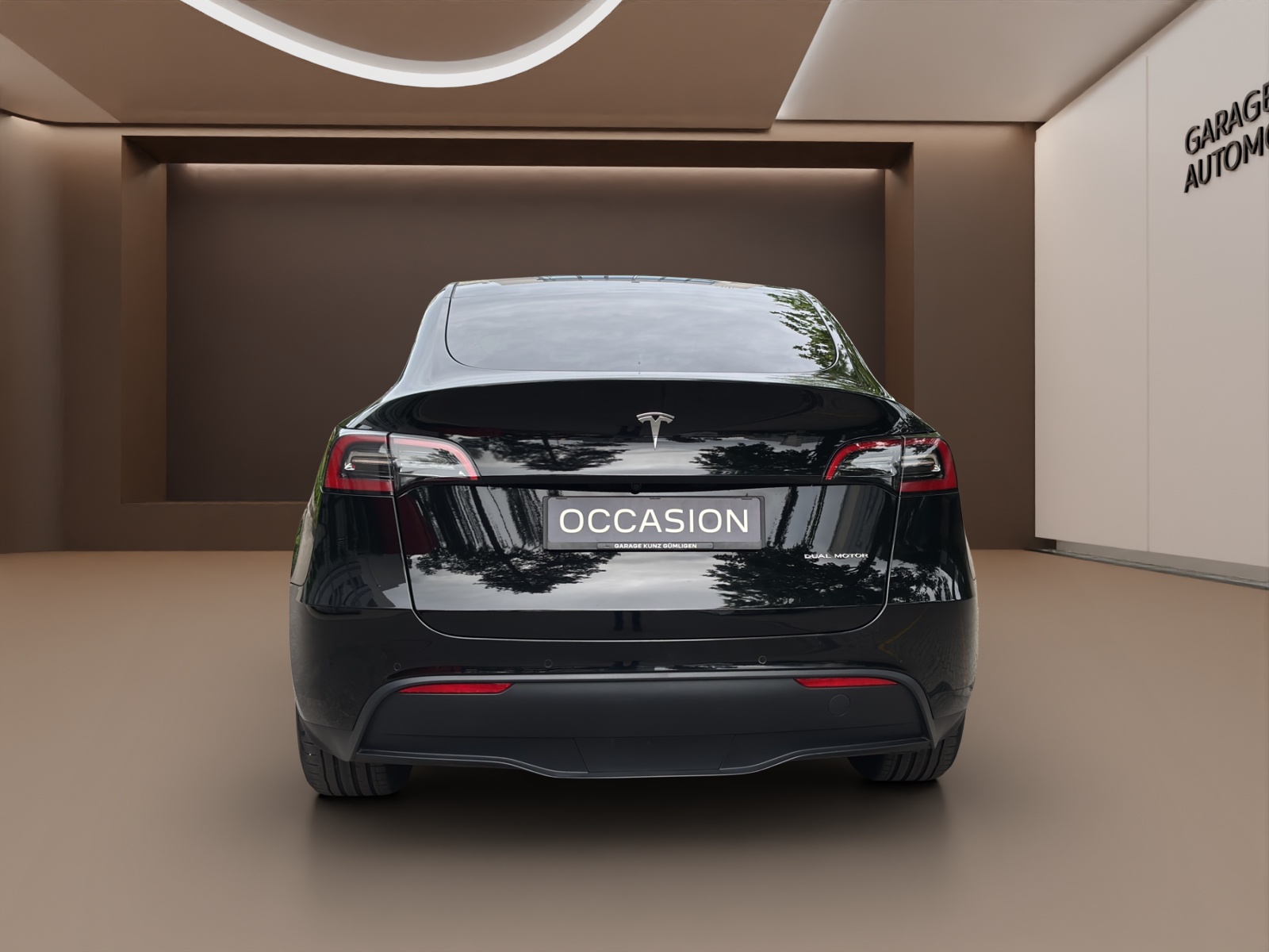 TESLA Model Y Long Range-showroom-element-3