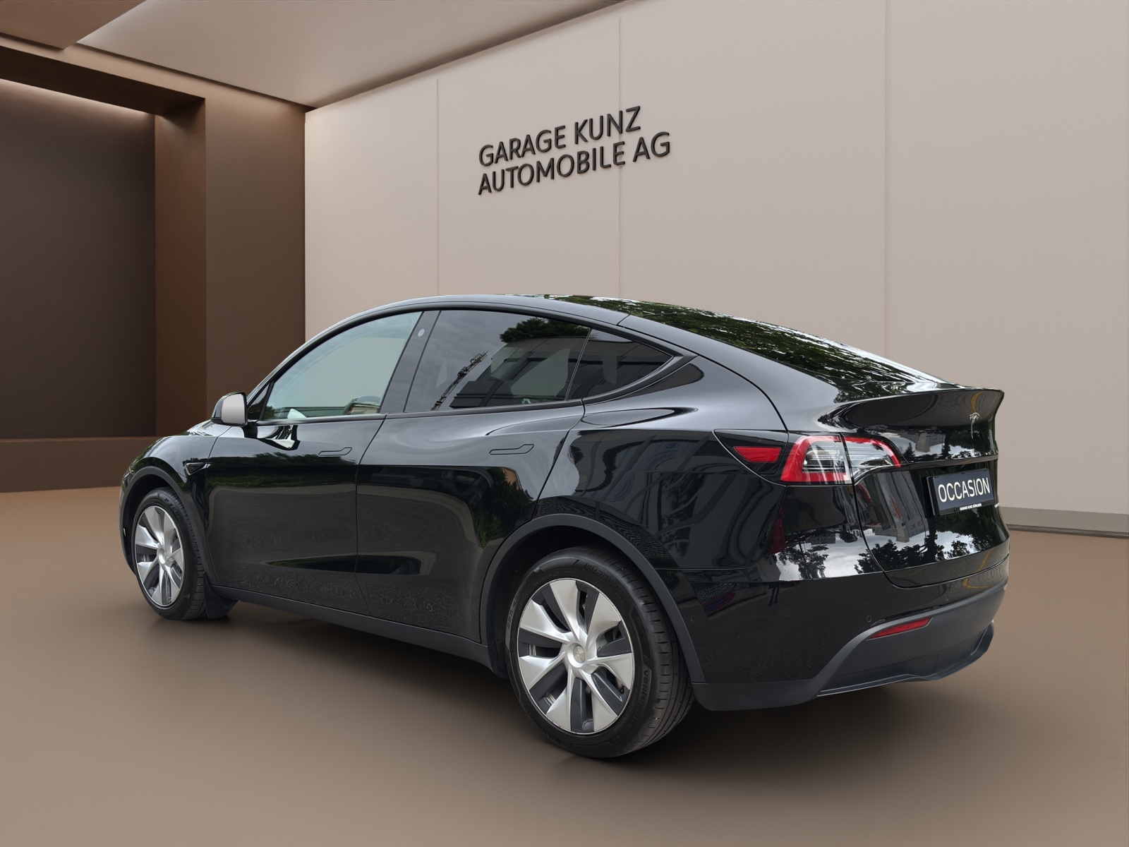TESLA Model Y Long Range-showroom-element-2
