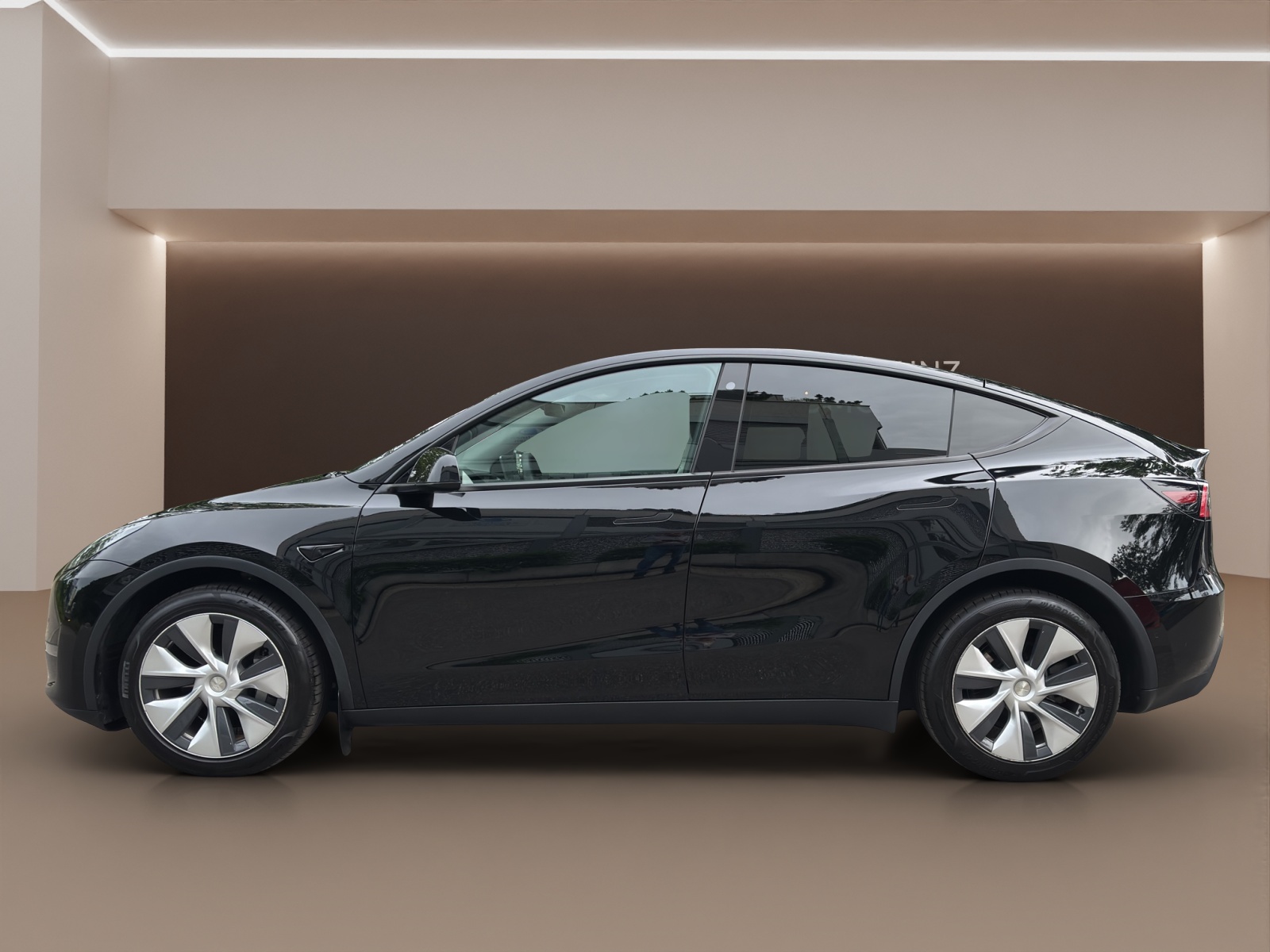 TESLA Model Y Long Range-showroom-element-1