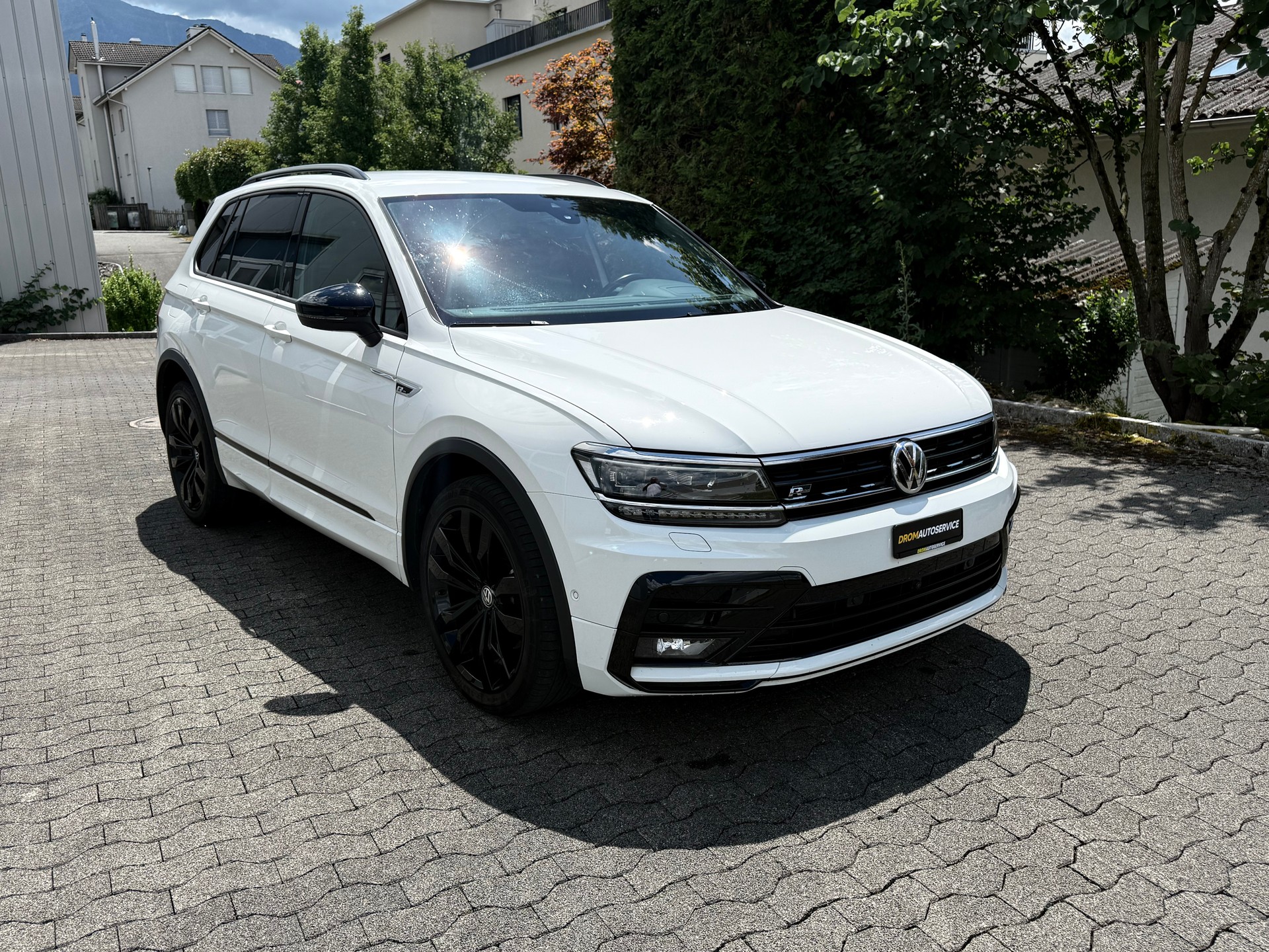 VW Tiguan 2.0TSI Highline R- Line 4Motion DSG-showroom-element-1
