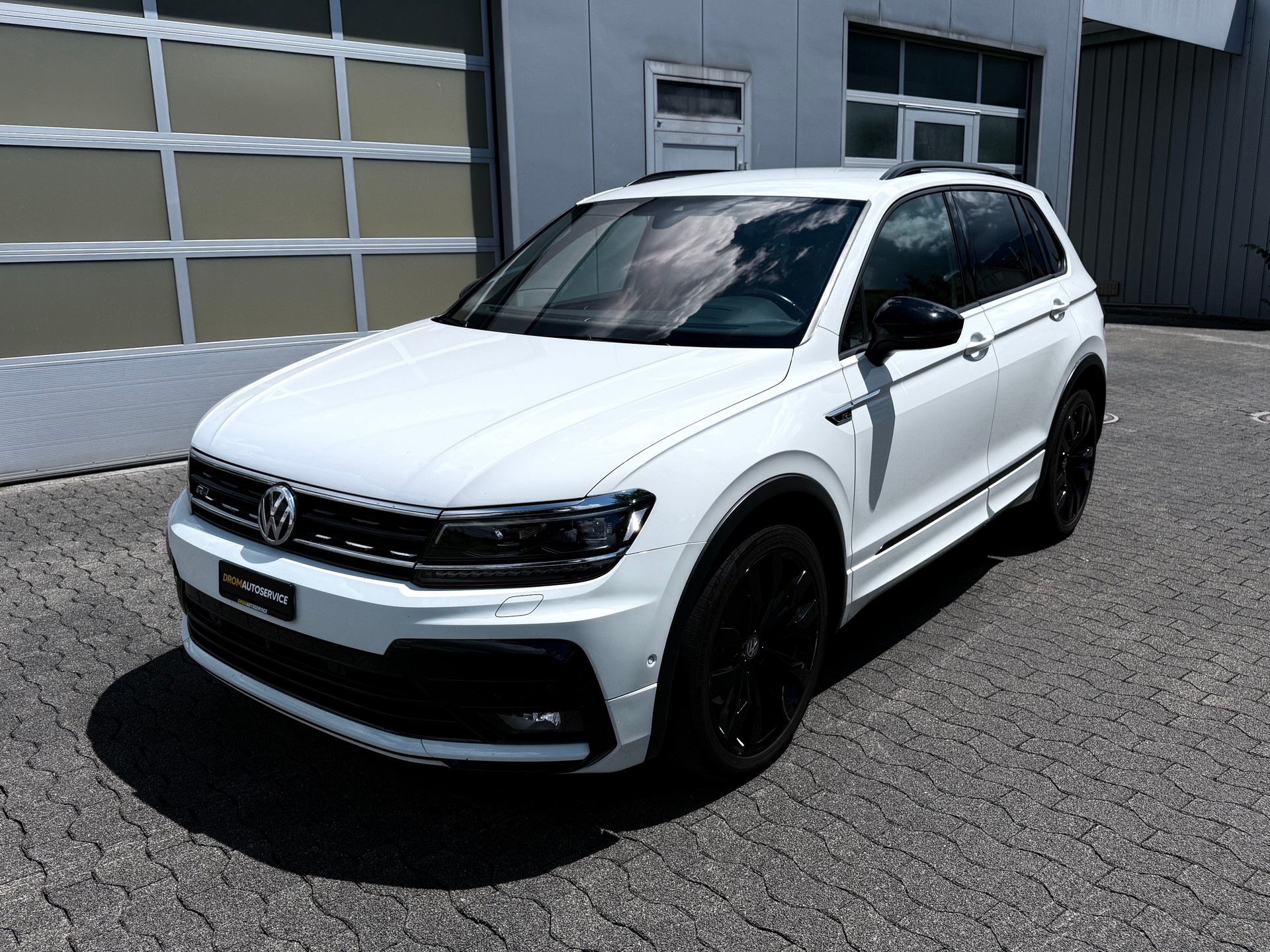 VW Tiguan 2.0TSI Highline R- Line 4Motion DSG-showroom-element-2