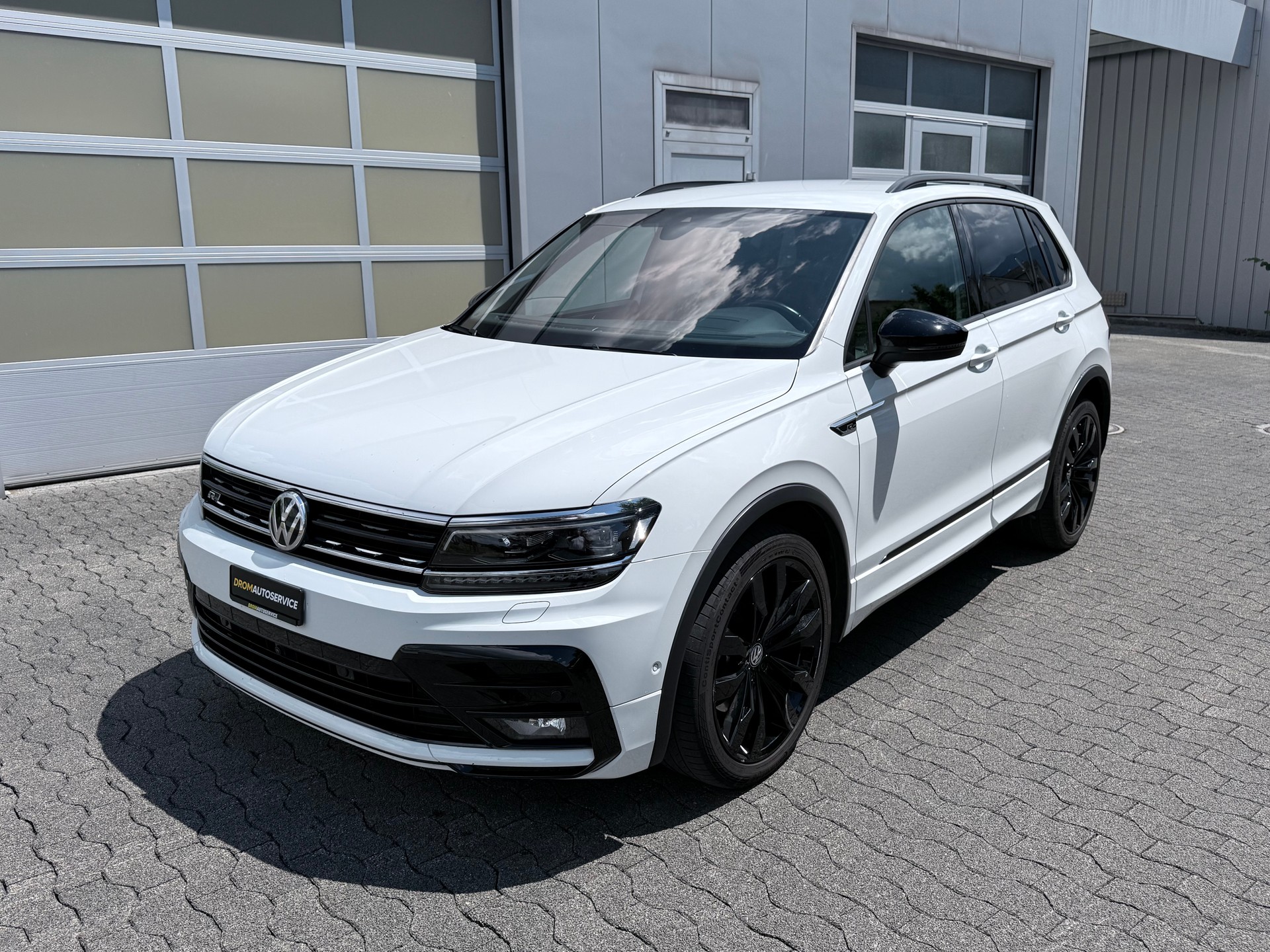VW Tiguan 2.0TSI Highline R- Line 4Motion DSG-showroom-element-3