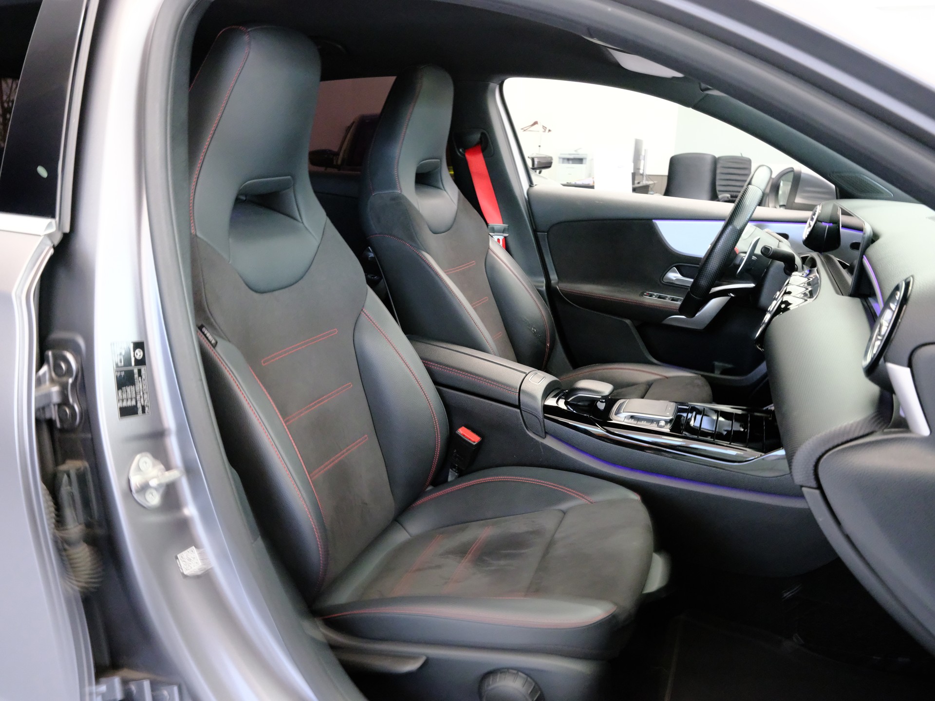 MERCEDES-BENZ A 35 AMG 4Matic Speedshift-image-14