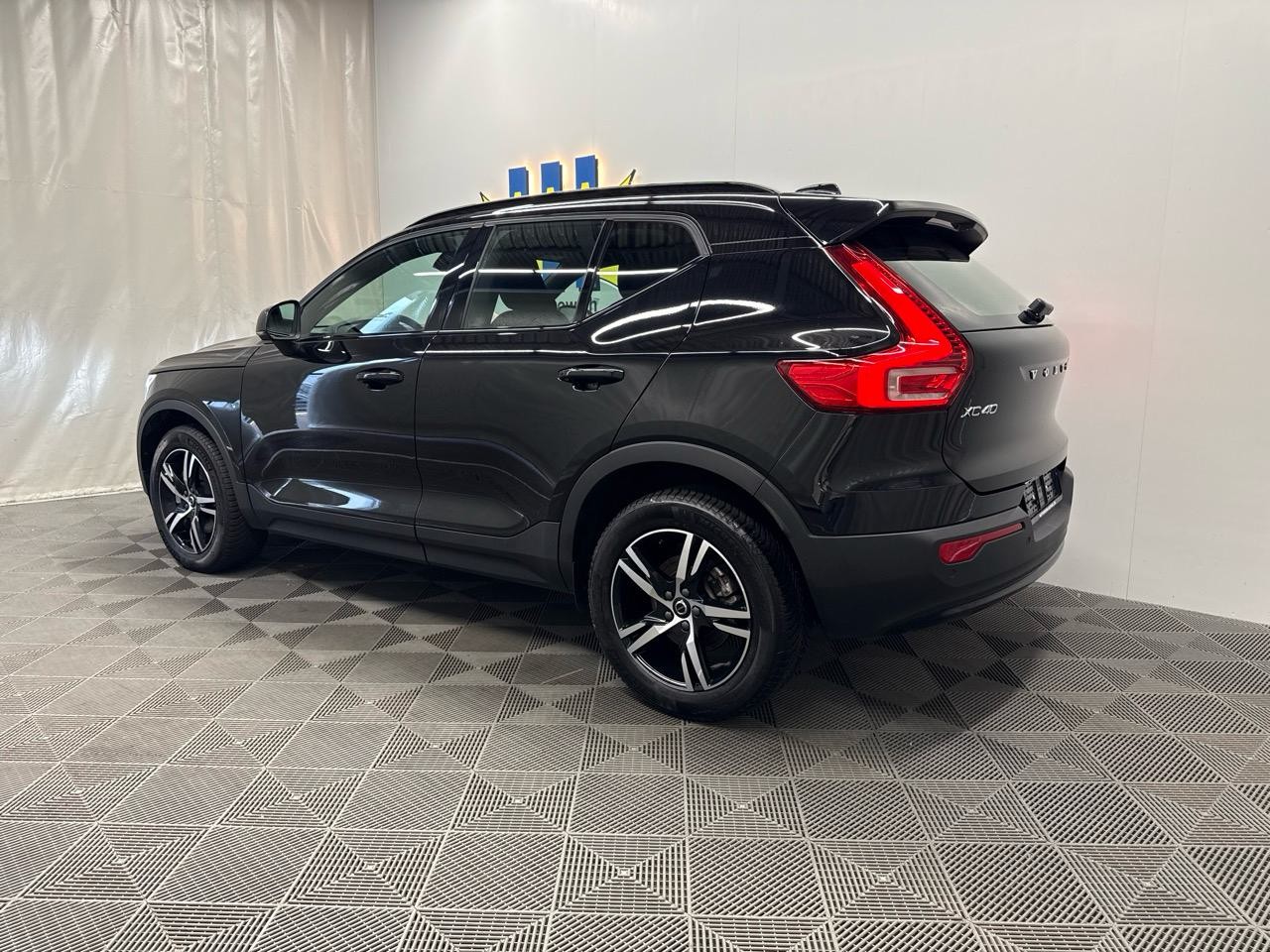 VOLVO XC40 B3 Benzin Mild Hybrid Plus Dark DCT-showroom-element-1