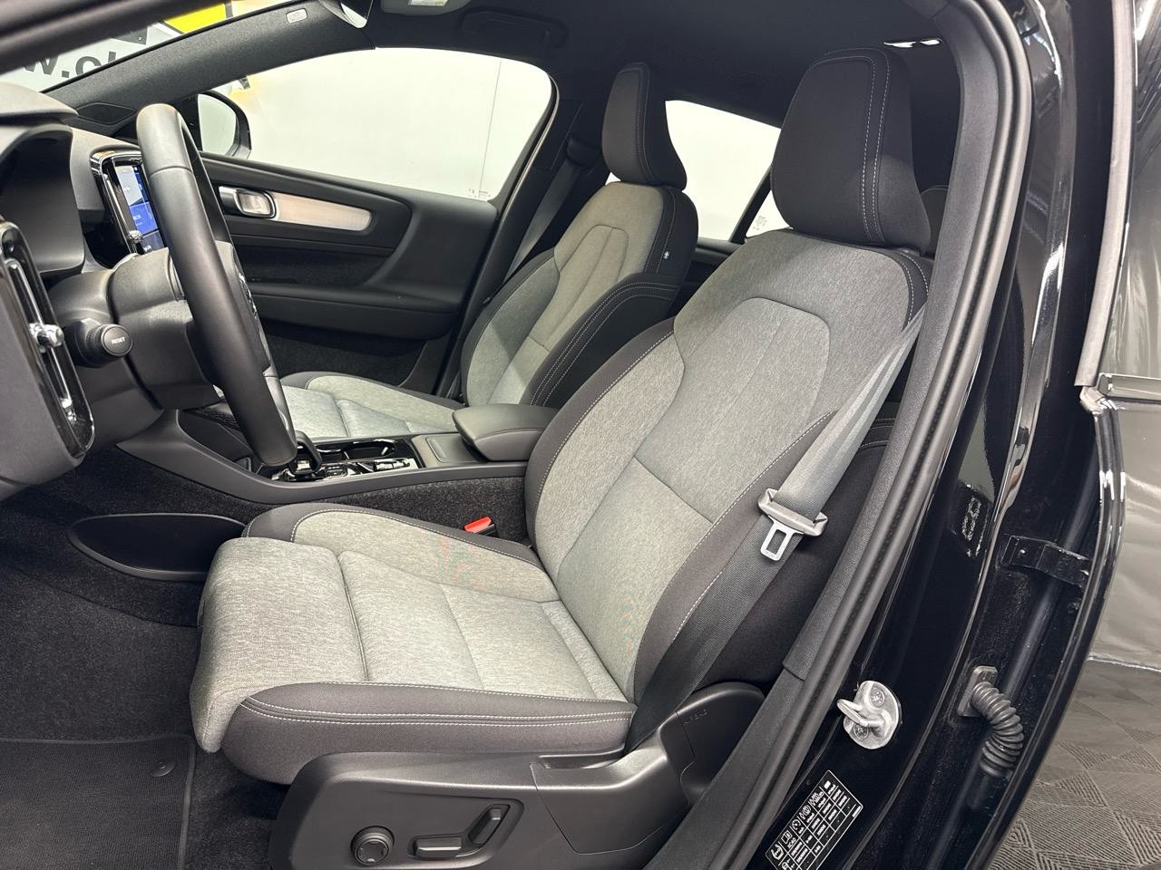 VOLVO XC40 B3 Benzin Mild Hybrid Plus Dark DCT-showroom-element-3
