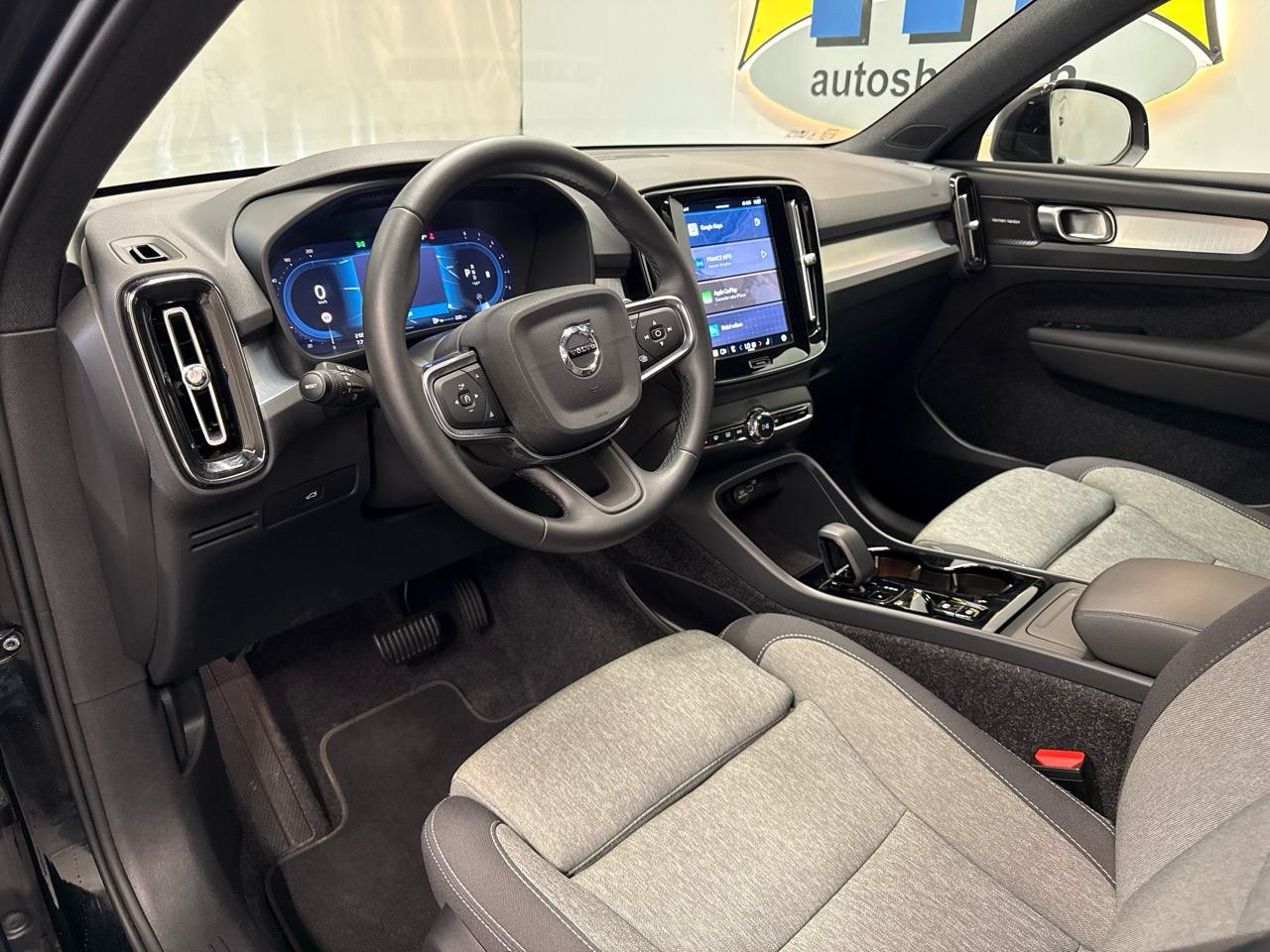 VOLVO XC40 B3 Benzin Mild Hybrid Plus Dark DCT-showroom-element-2