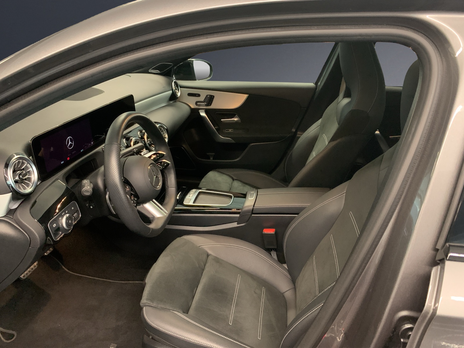 MERCEDES-BENZ A 250 e EQ Star 8G-DCT-image-5