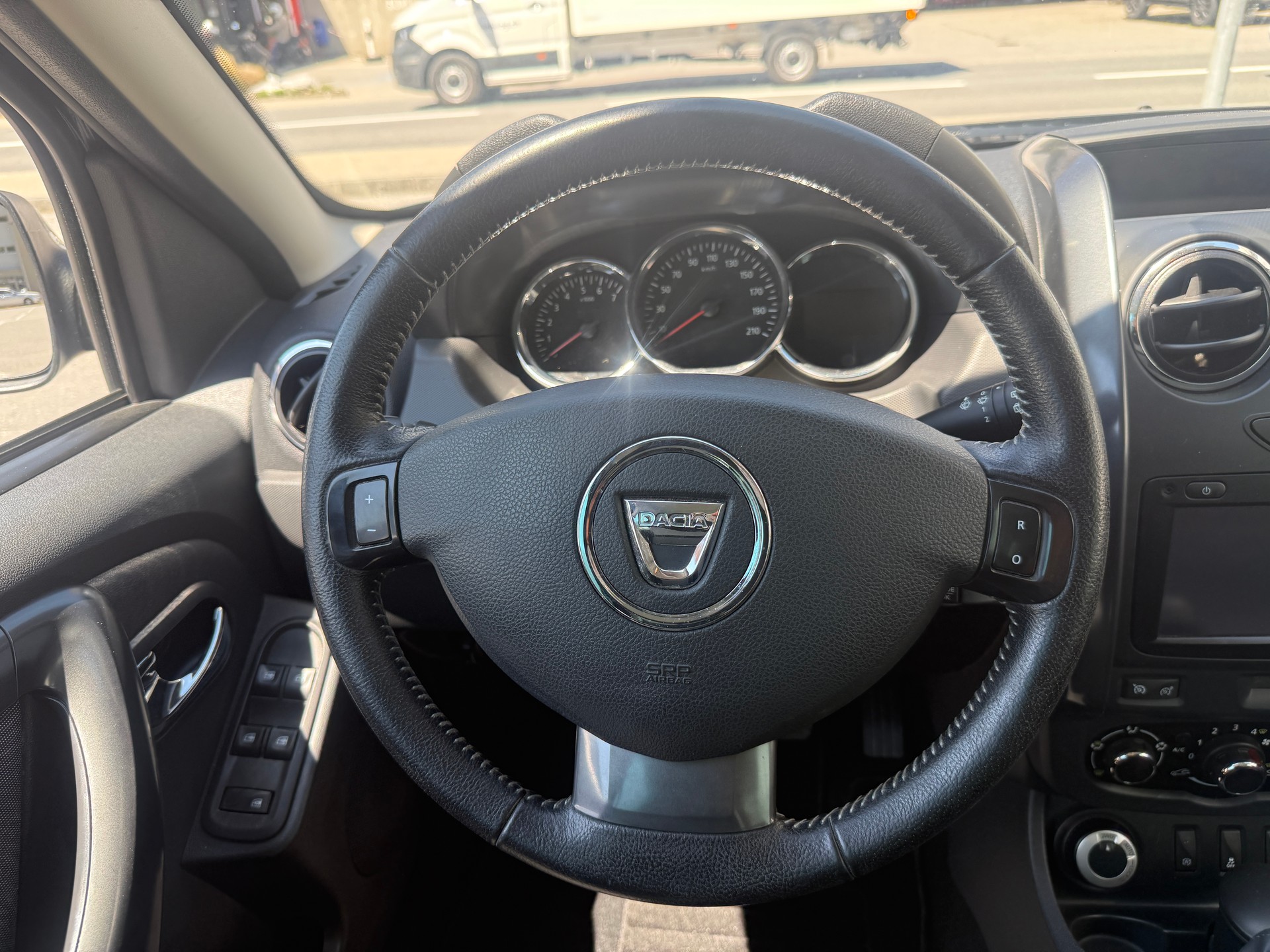 DACIA Duster 1.2 T Privilège 4x4 *ANHÄNGERKUPPLUNG*KLIMA*TEMPOMAT*MFK FRISCH-image-16