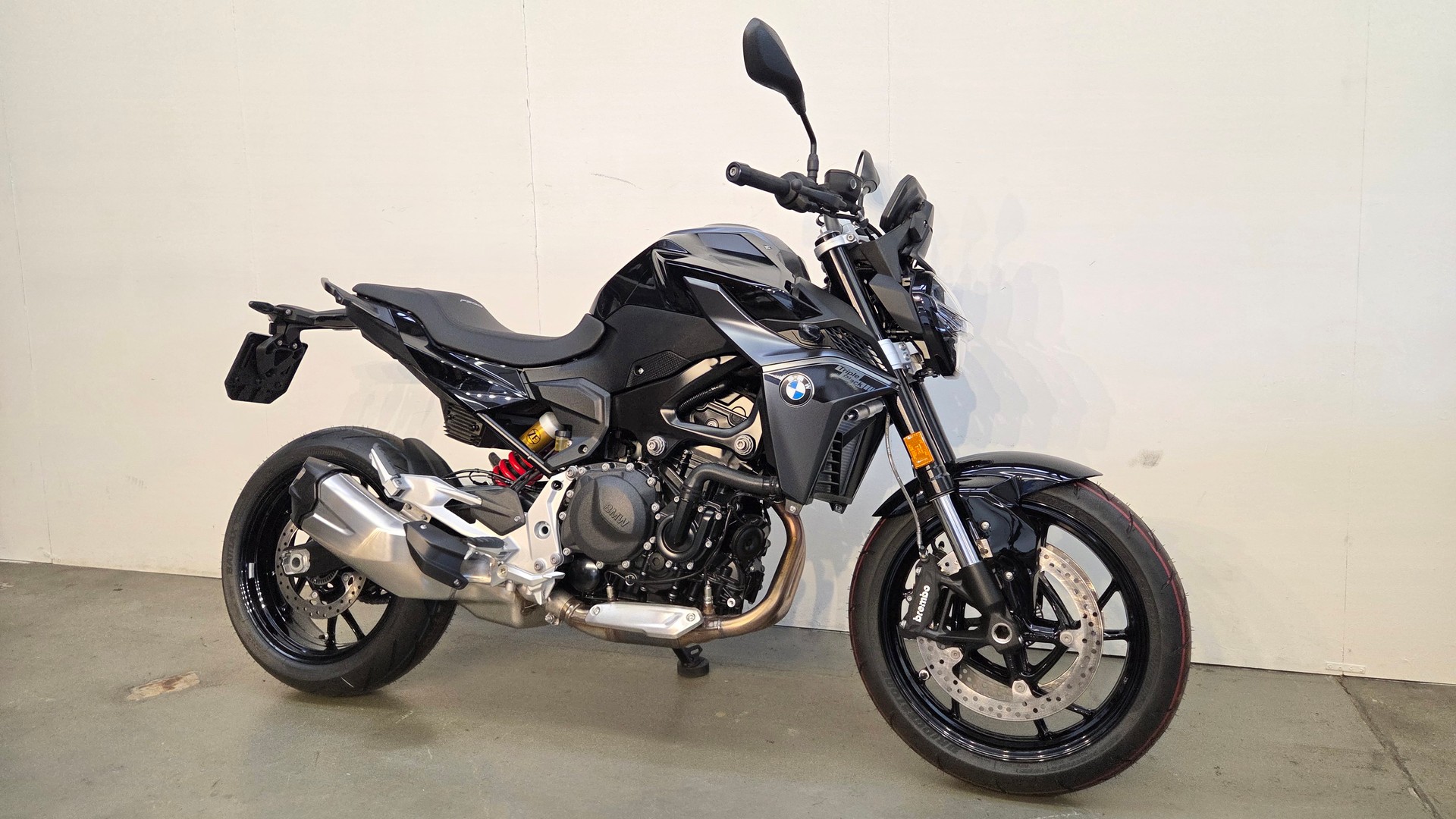 BMW F 900 R Triple Black-image-2