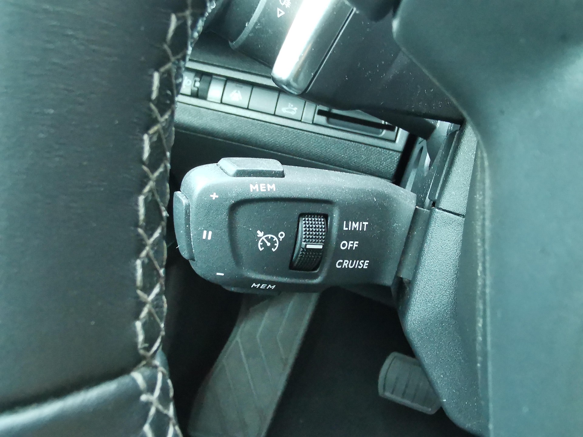 PEUGEOT 3008 1.2 PureTech Allure Pack-image-13