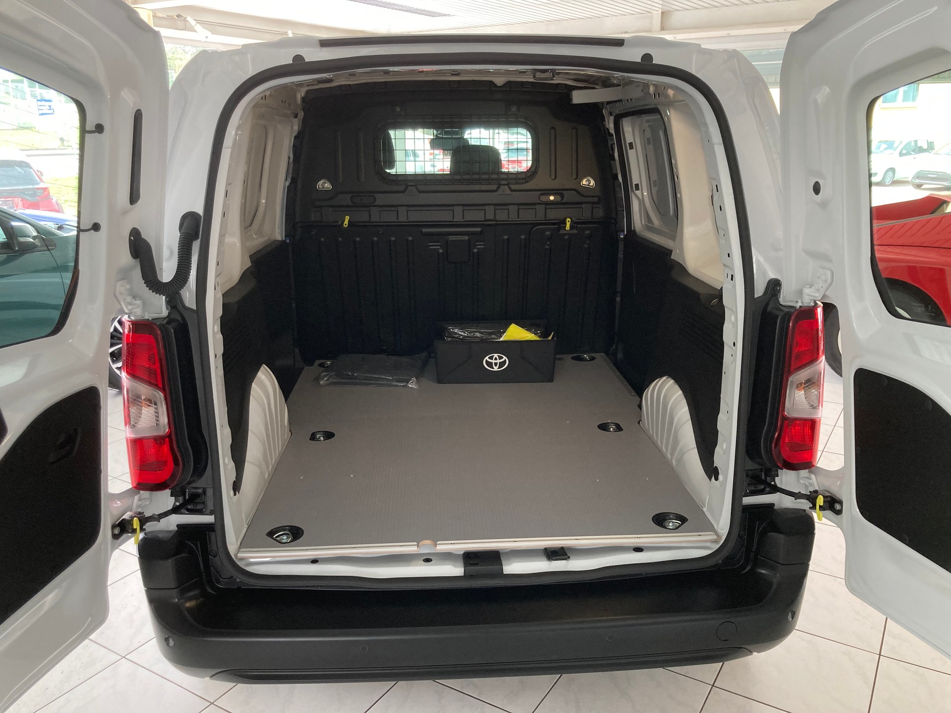 TOYOTA Proace City Van 1.5D Advanced Medium-image-8