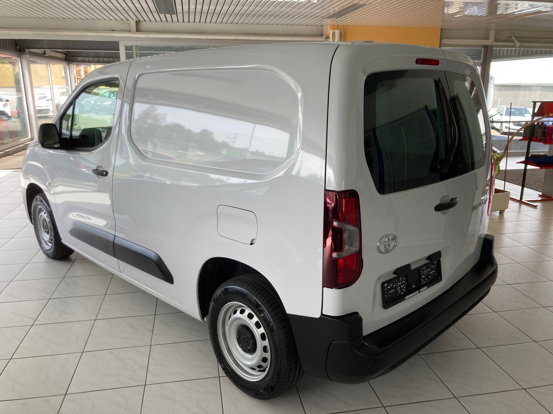 TOYOTA Proace City Van 1.5D Advanced Medium-image-6