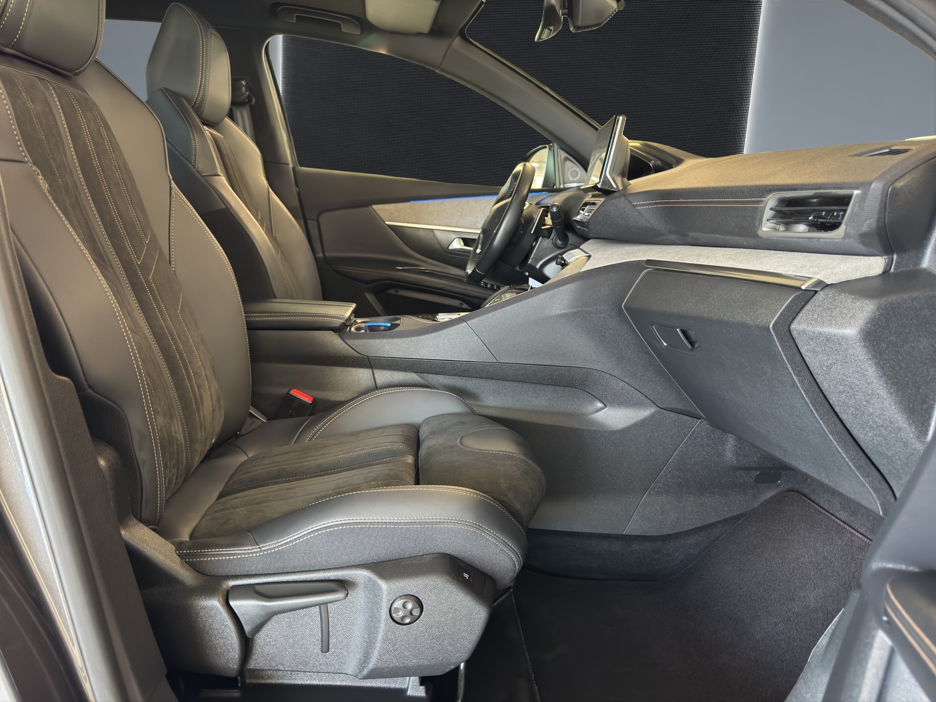 PEUGEOT 3008 300e Hybrid4 GT Pack EAT8 //Toit ouvrant panoramique/Camera 360°/Système Hifi Focal/GPS/Dab+-image-9