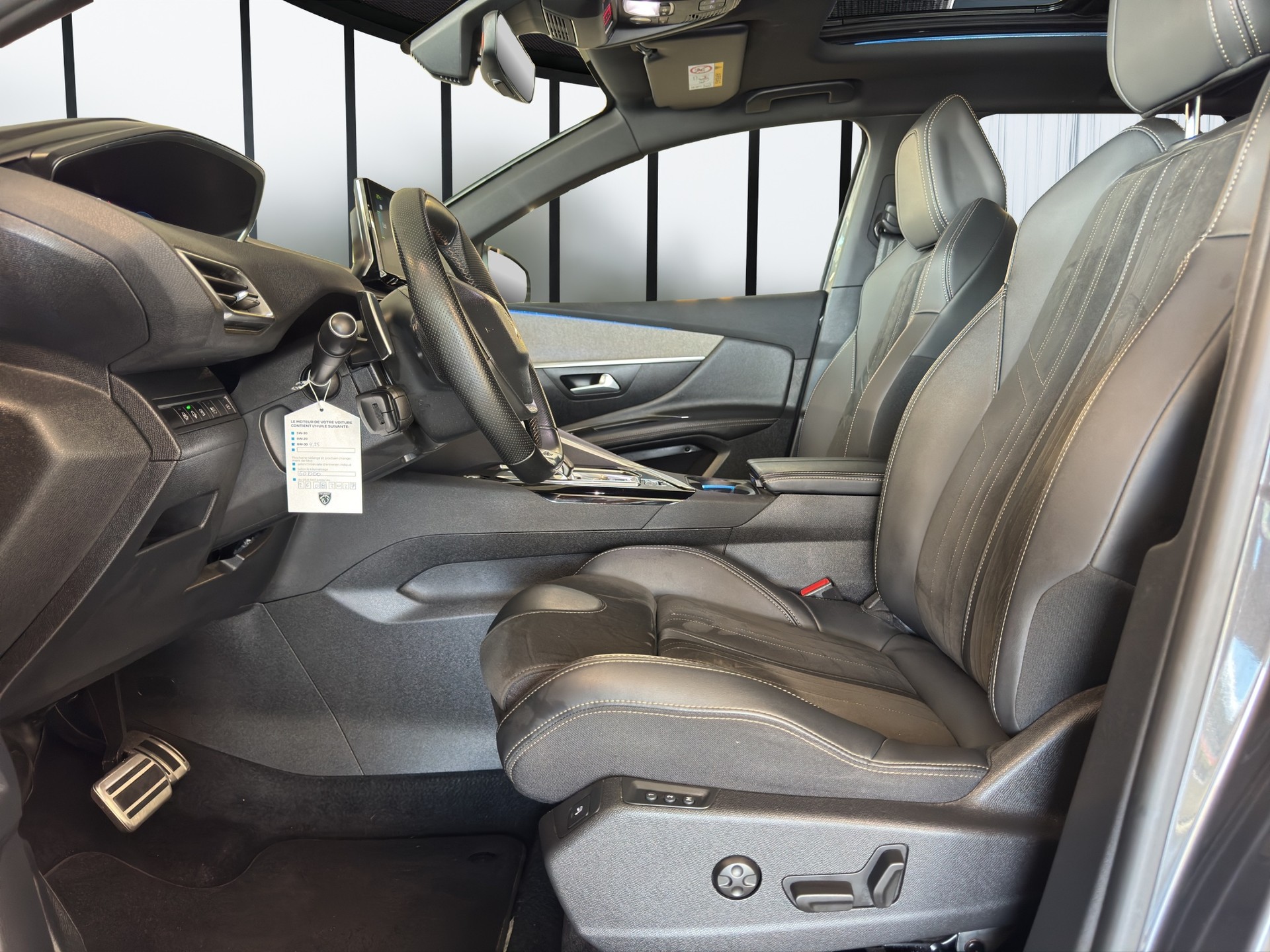 PEUGEOT 3008 300e Hybrid4 GT Pack EAT8 //Toit ouvrant panoramique/Camera 360°/Système Hifi Focal/GPS/Dab+-image-6