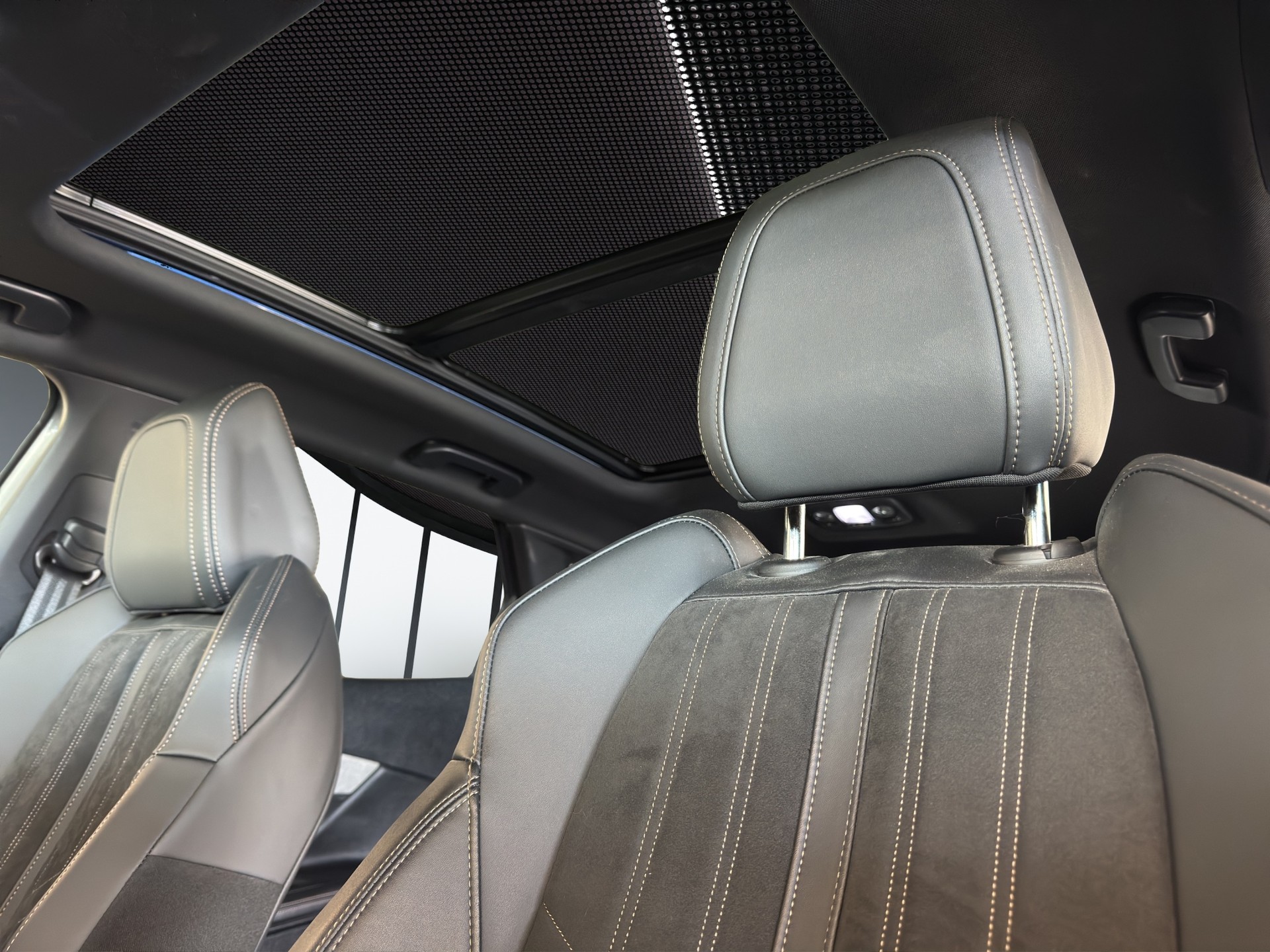 PEUGEOT 3008 300e Hybrid4 GT Pack EAT8 //Toit ouvrant panoramique/Camera 360°/Système Hifi Focal/GPS/Dab+-image-8