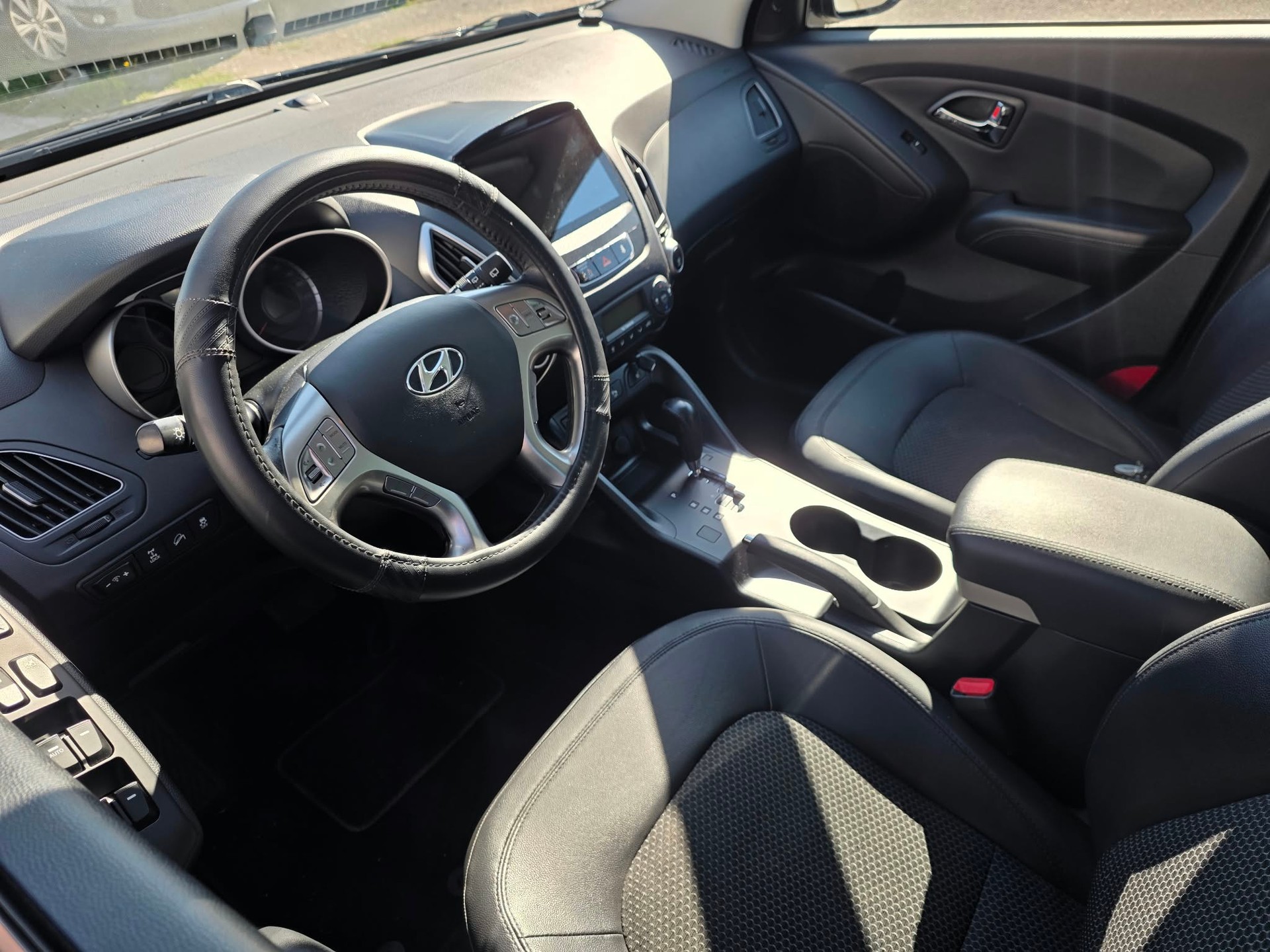 HYUNDAI iX 35 2.0 Style 4WD Automatic-image-4