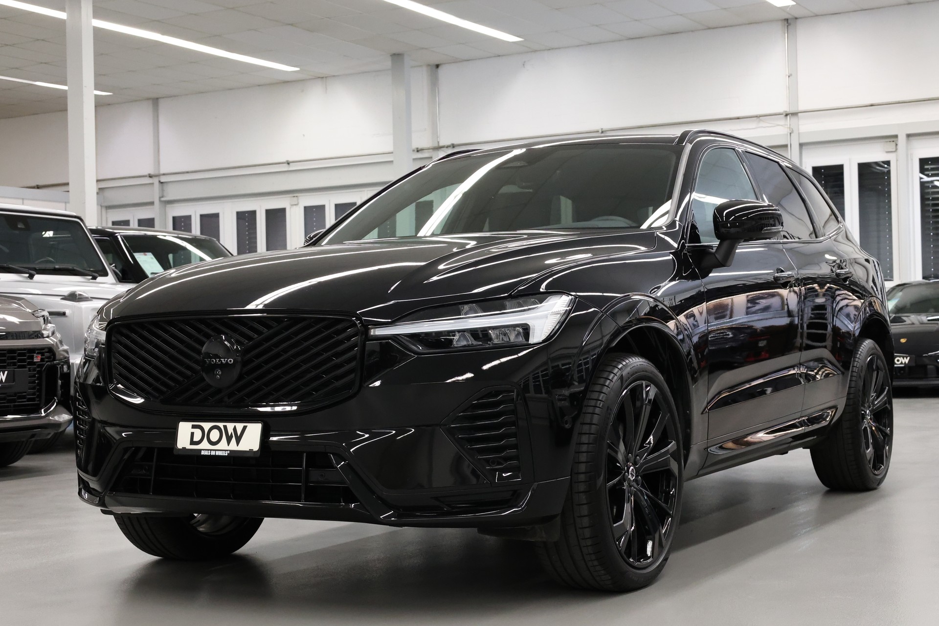 VOLVO XC60 2.0 B5 MH Black Edition AWD-showroom-element-2