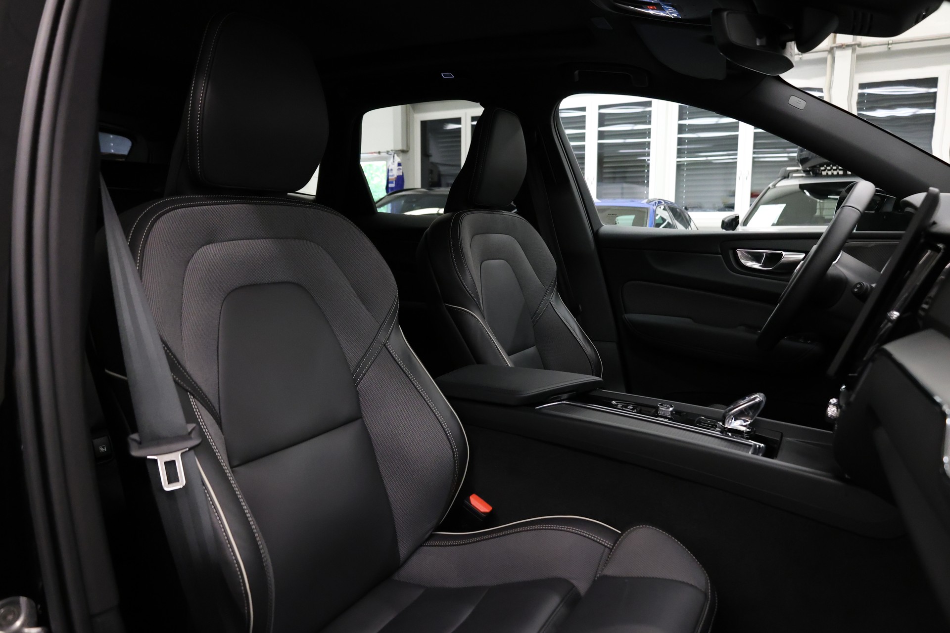 VOLVO XC60 2.0 B5 MH Black Edition AWD-image-18