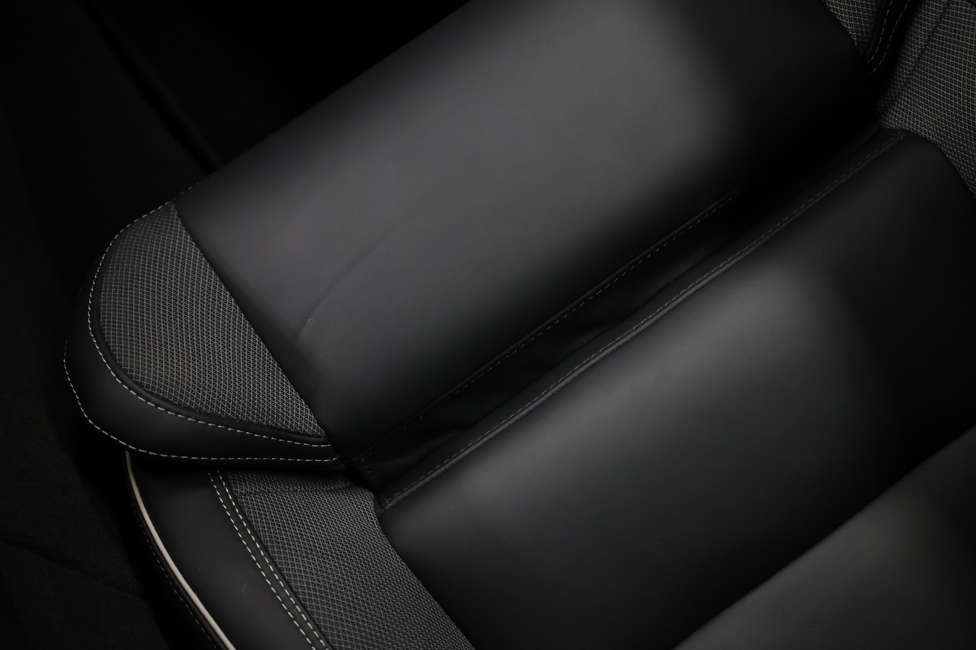VOLVO XC60 2.0 B5 MH Black Edition AWD-image-26
