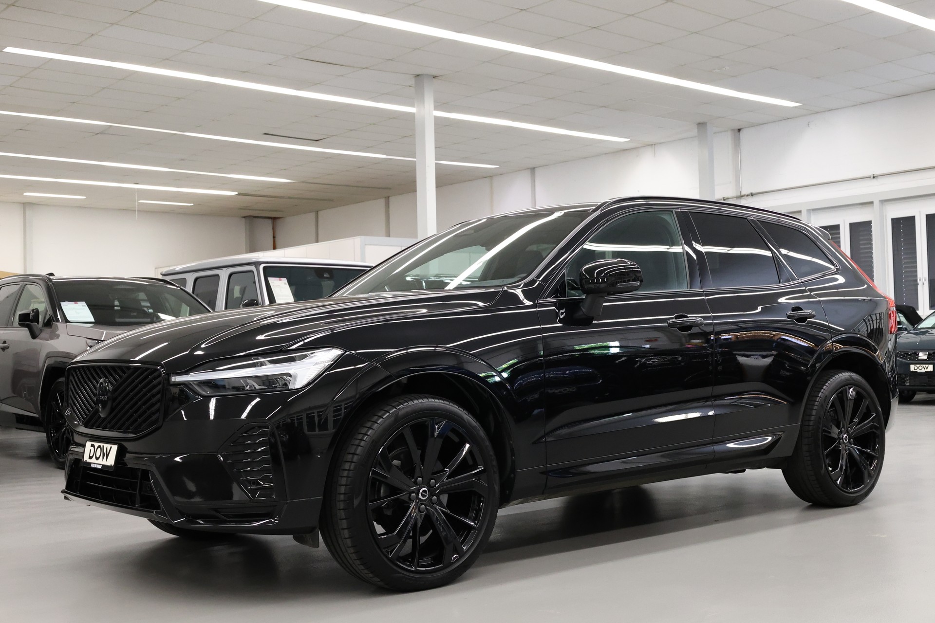 VOLVO XC60 2.0 B5 MH Black Edition AWD-showroom-element-3