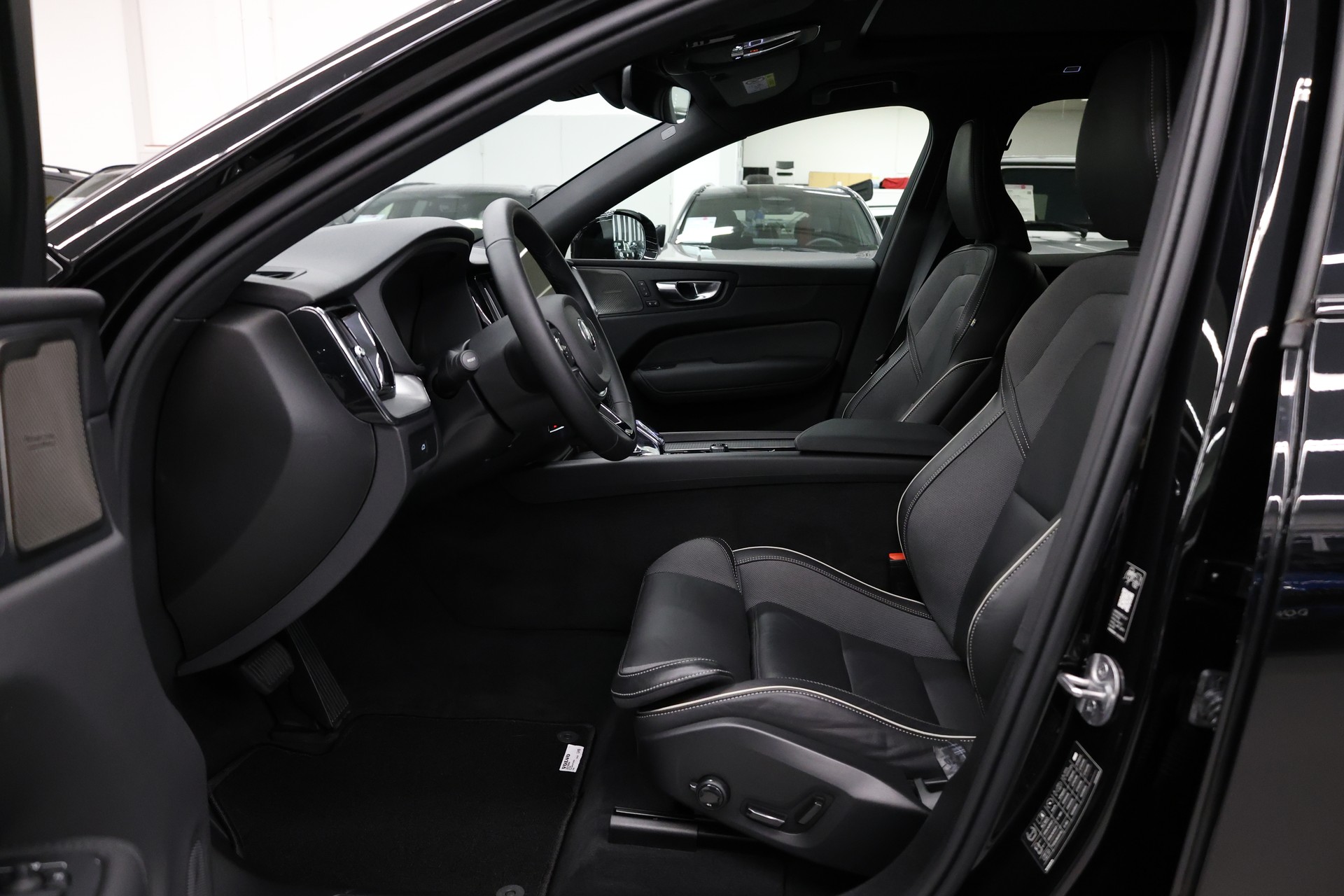 VOLVO XC60 2.0 B5 MH Black Edition AWD-image-14