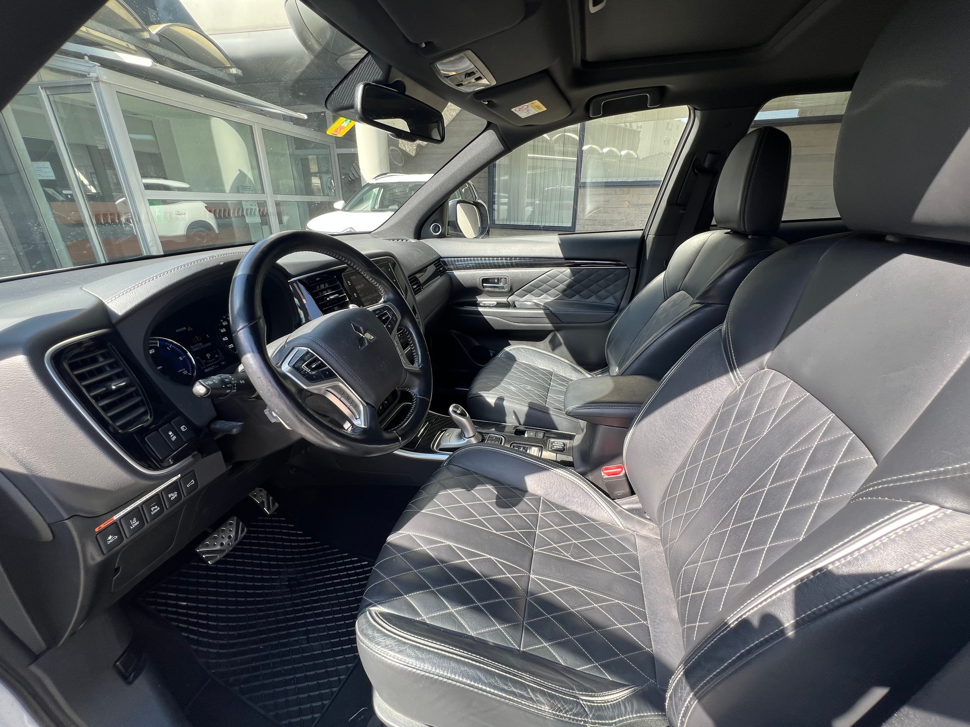 MITSUBISHI Outlander 2.4 PHEV Diamond S-Edition 4WD Automatic-image-8