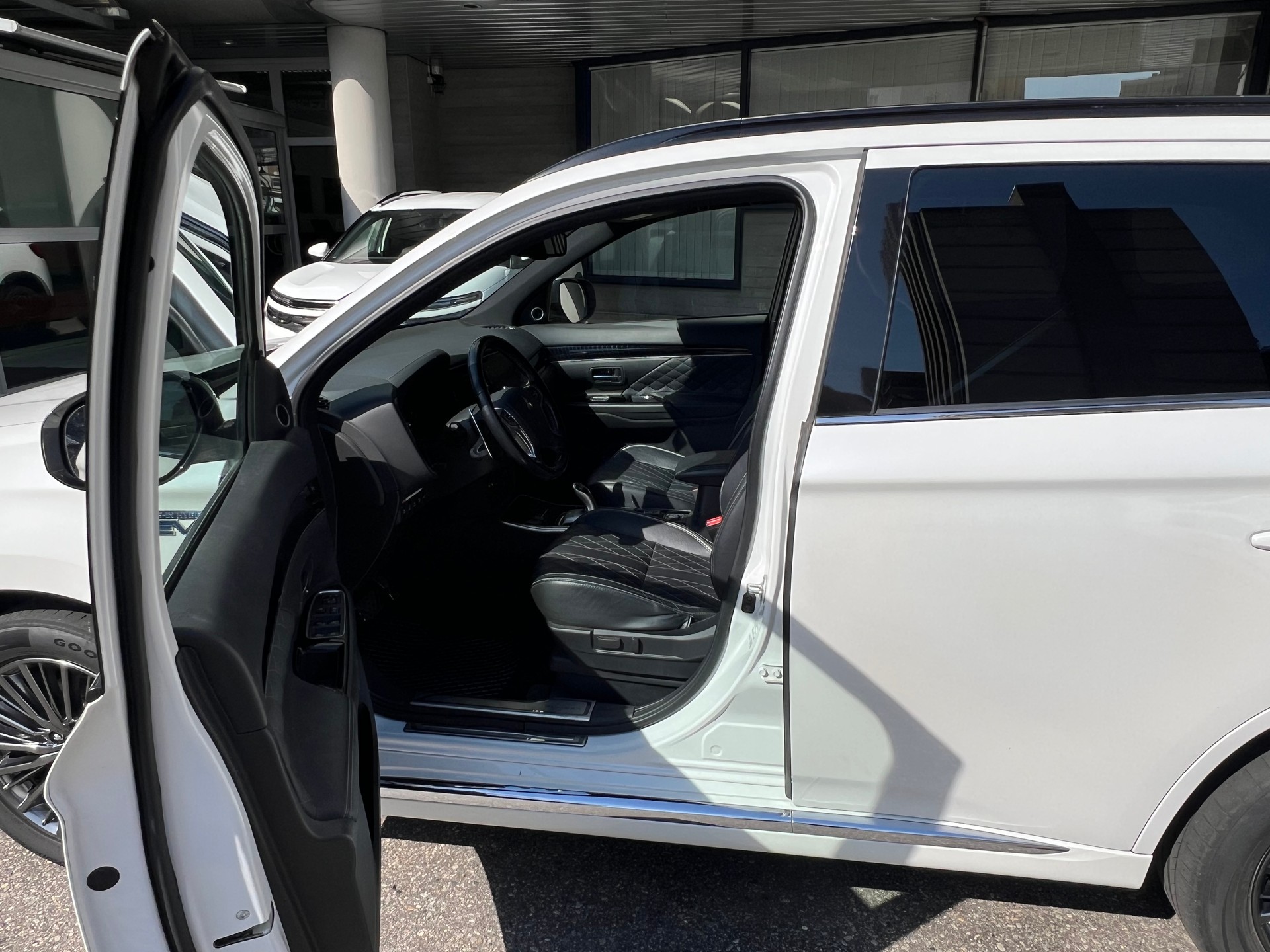 MITSUBISHI Outlander 2.4 PHEV Diamond S-Edition 4WD Automatic-image-7