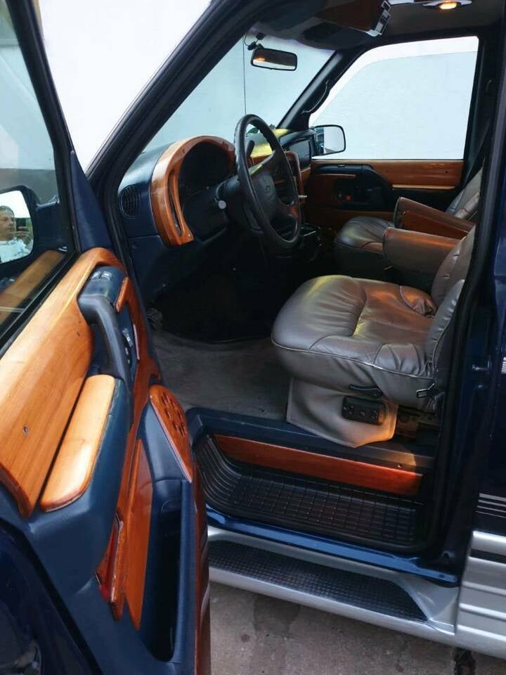GMC Safari-image-3