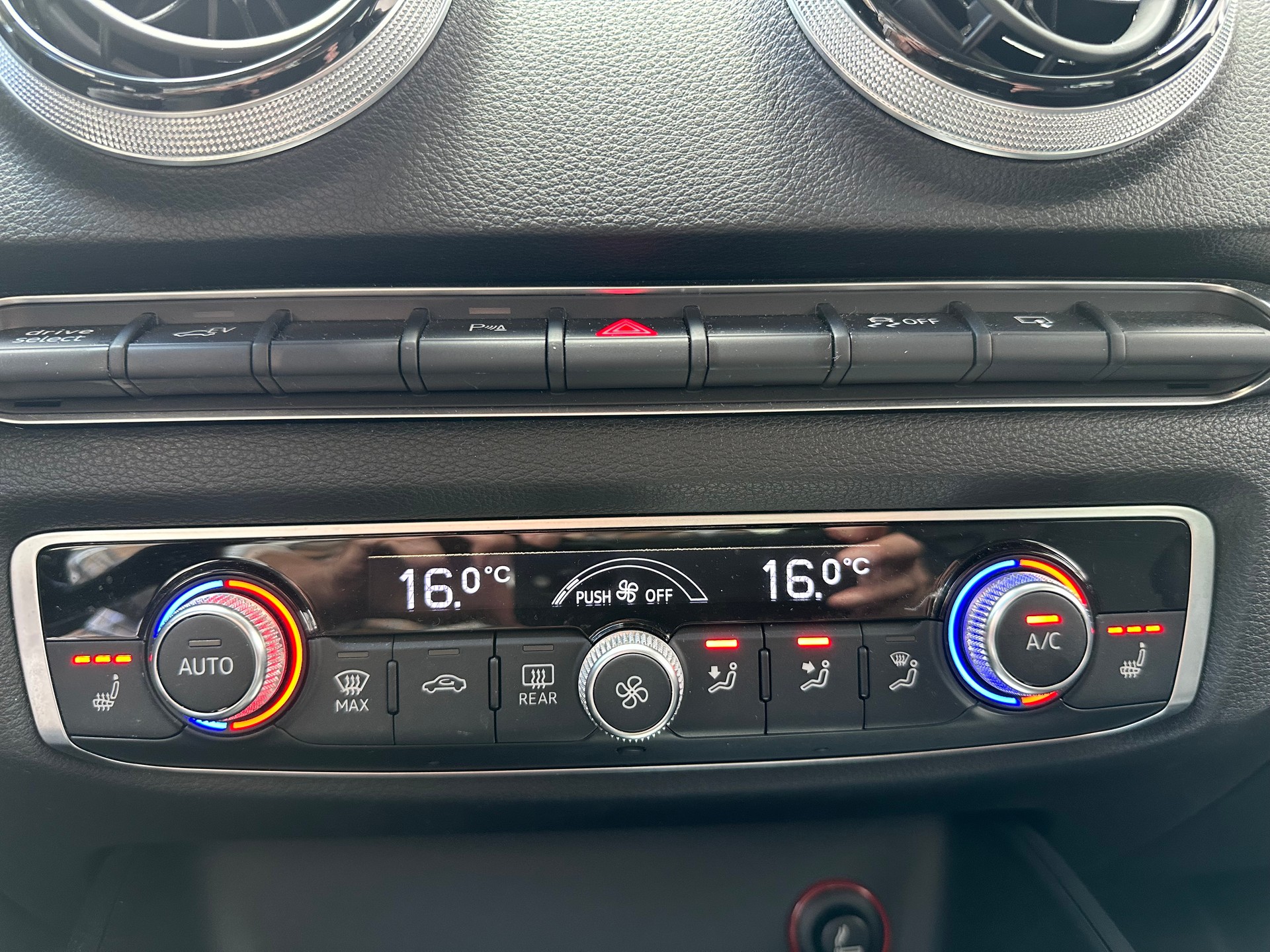 AUDI A3 Sportback 1.4 e-tron Ambition S-tronic-image-19