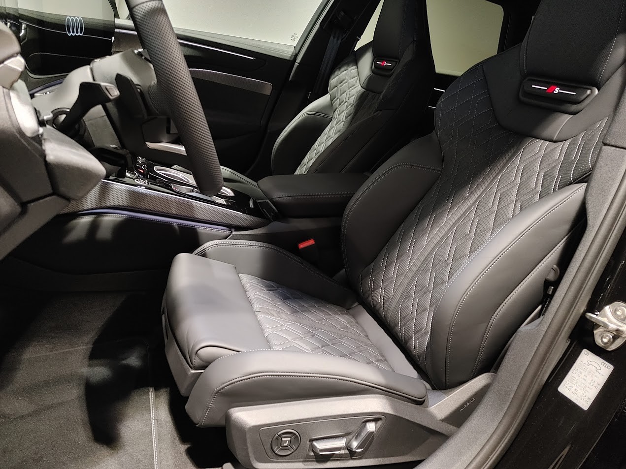AUDI A6 Avant TFSI quattro 270 kW S tronic-image-4