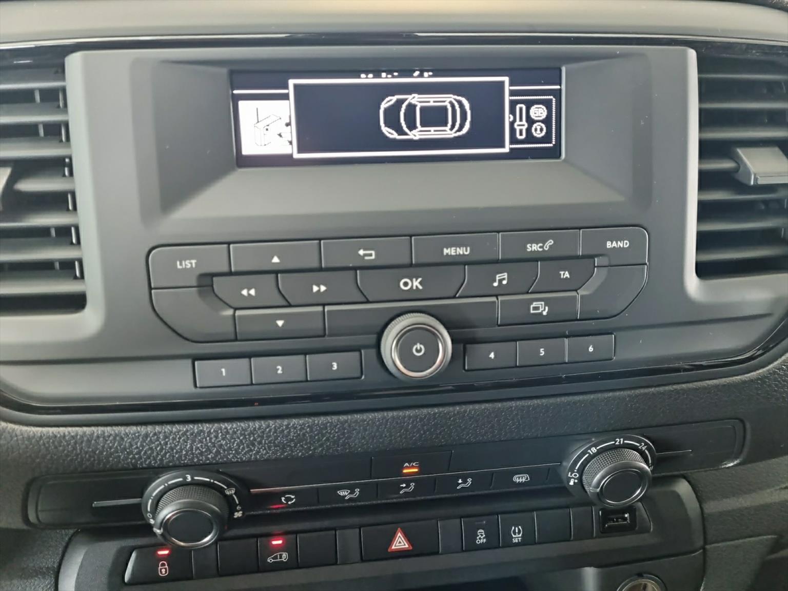 PEUGEOT e-Expert Premium 50KWh Long L3-image-10